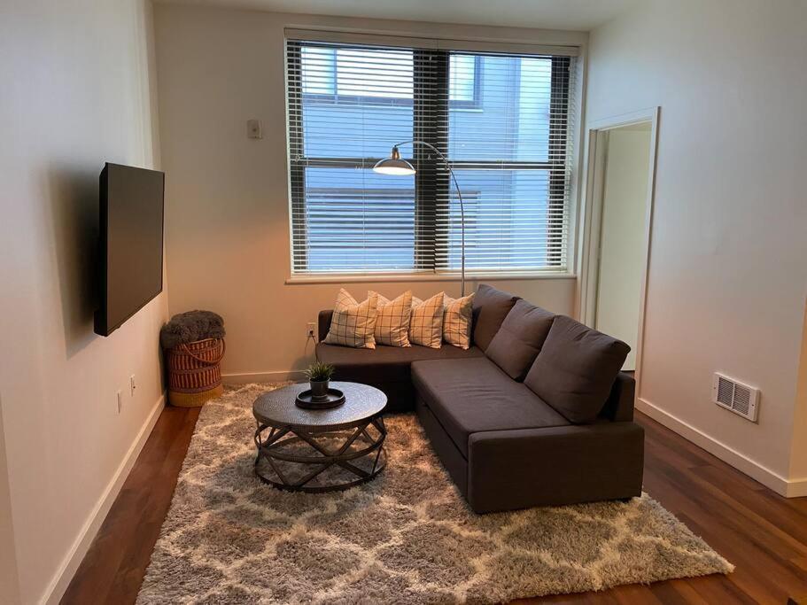 Spacious Waterfront Flat In Downtown * Seattle