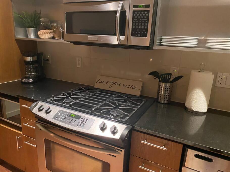 Spacious Waterfront Flat In Downtown