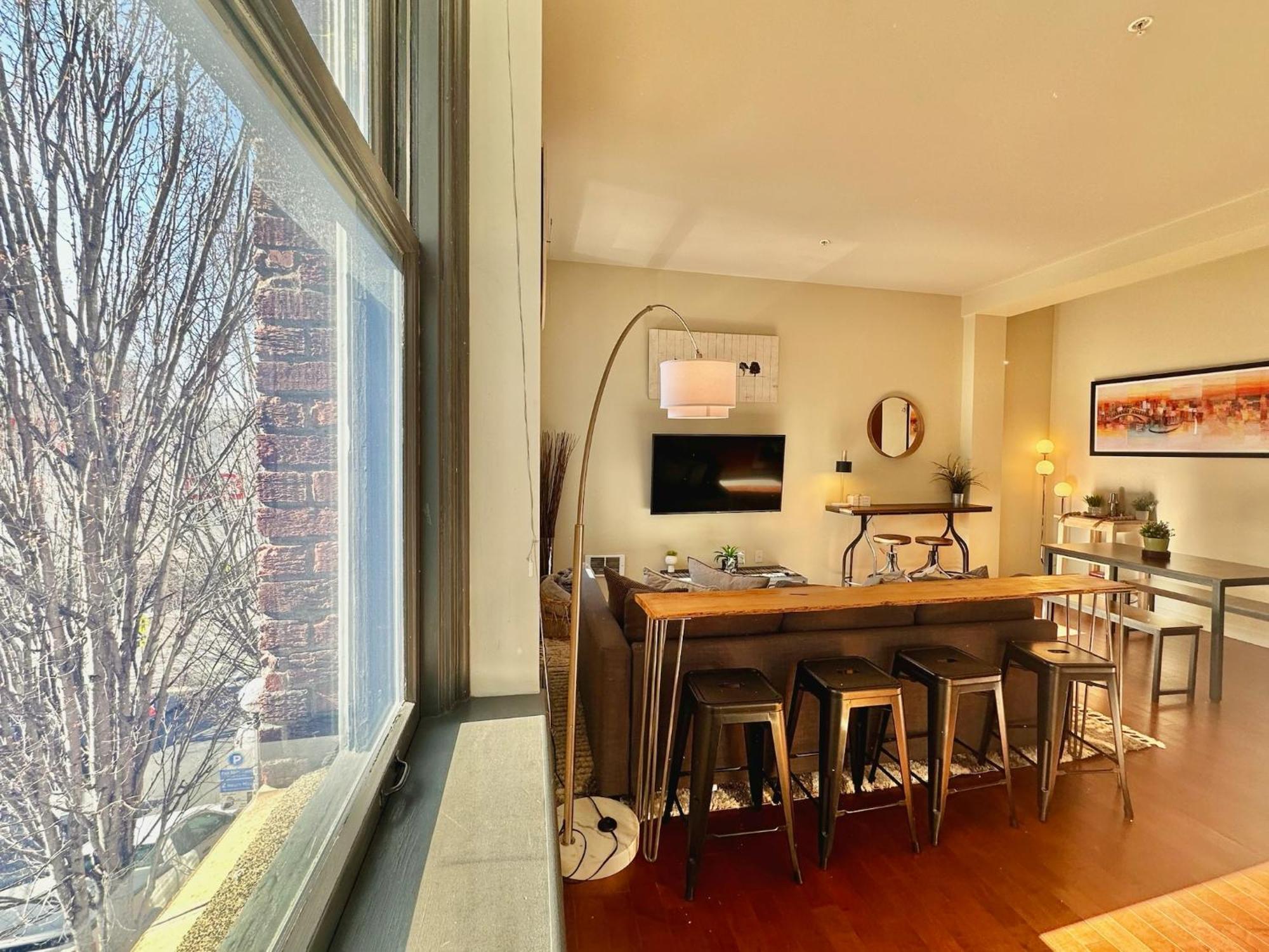 Charming Downtown With Water Views Apartment