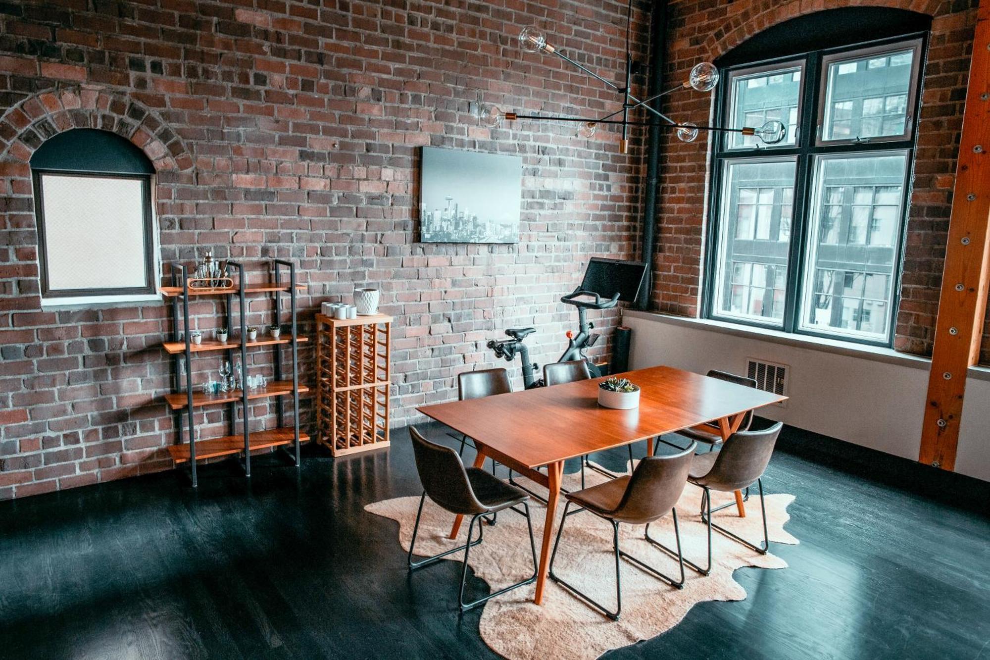 Massive Downtown - Free Parking! Apartment