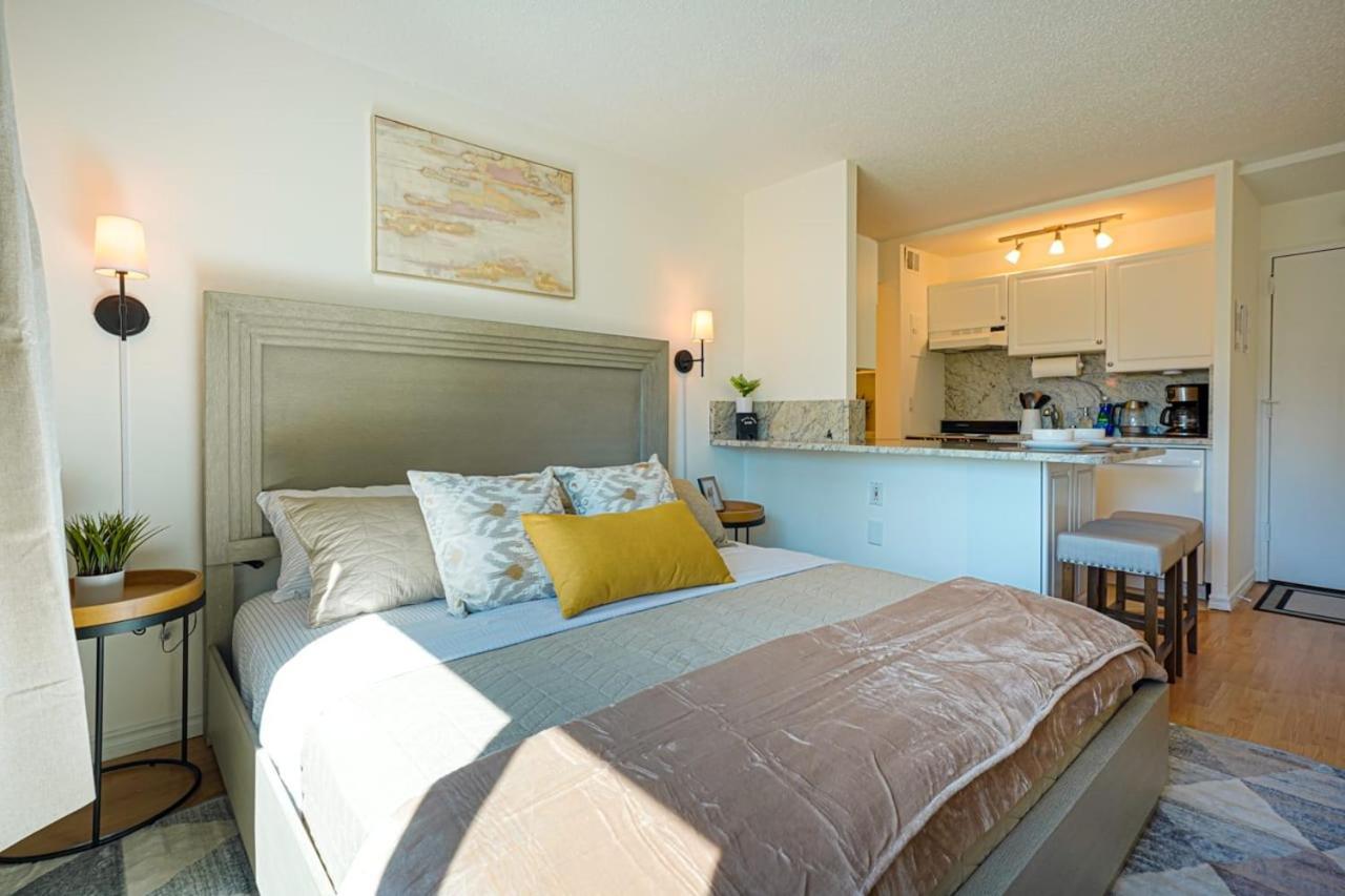 Luxury Downtown King Bed View