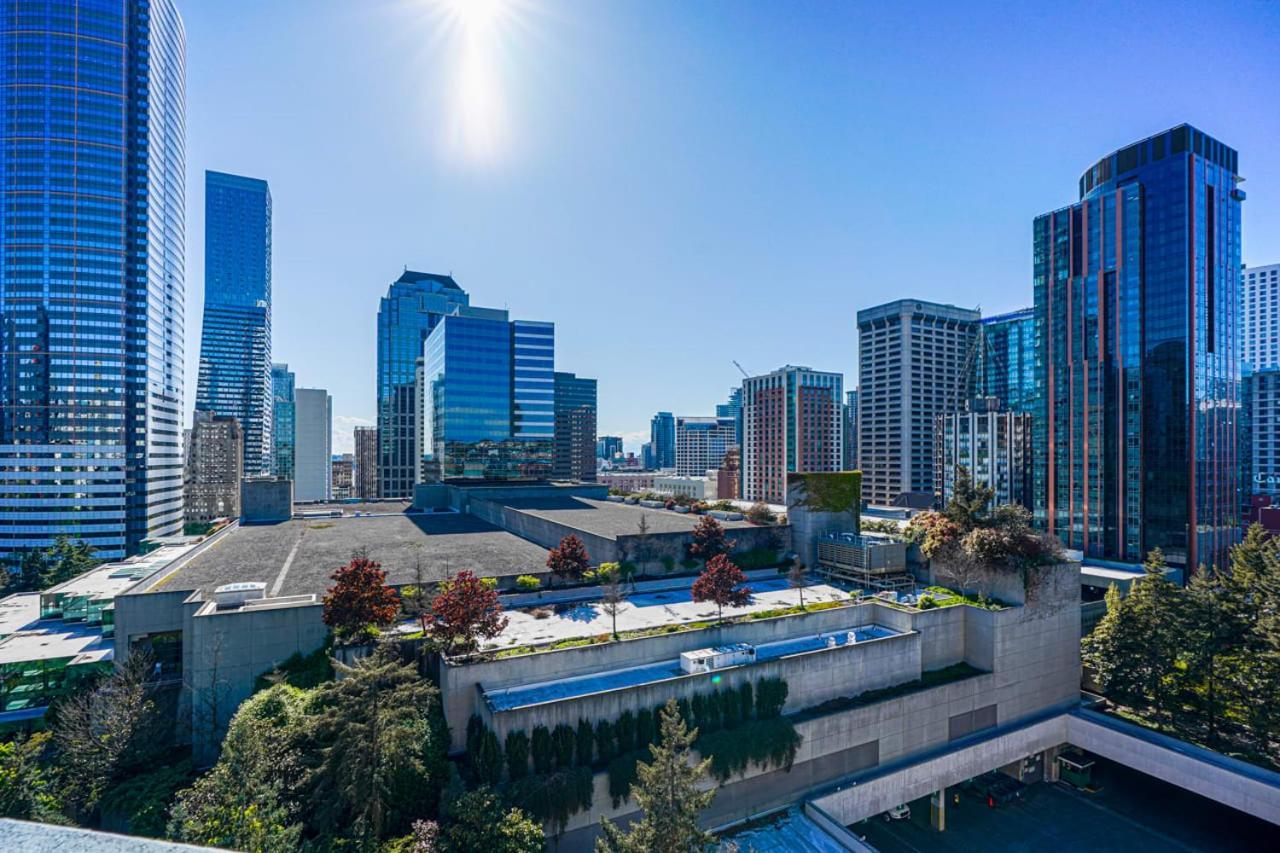 Luxury Downtown King Bed View Apartment
