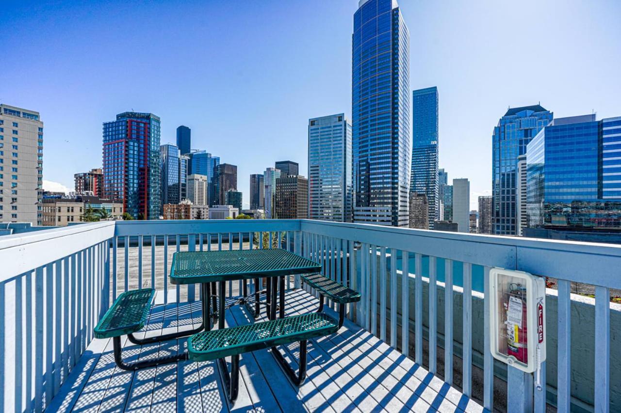 Luxury Downtown King Bed View Apartment