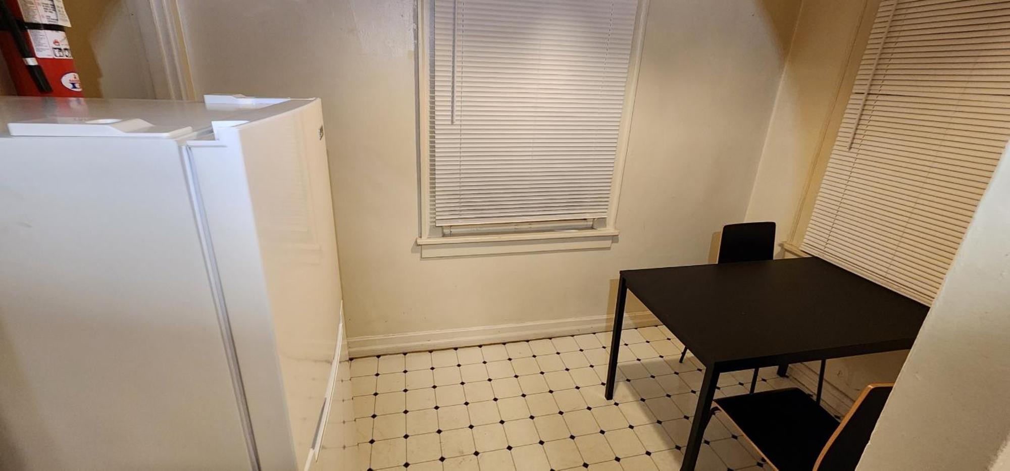 Charming Tudor Union Uw Downtown Apartment