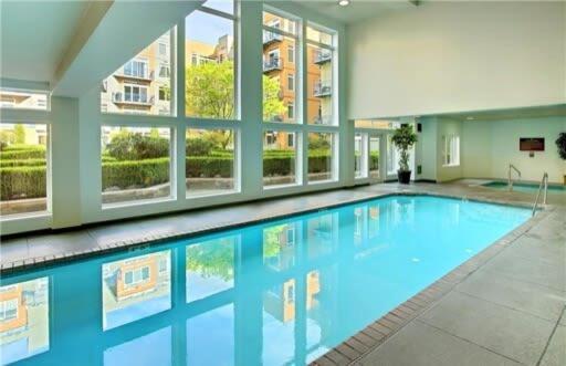 Holiday home Dt Designer's 2br Parking Tub Pool - 99 Walk Score Seattle