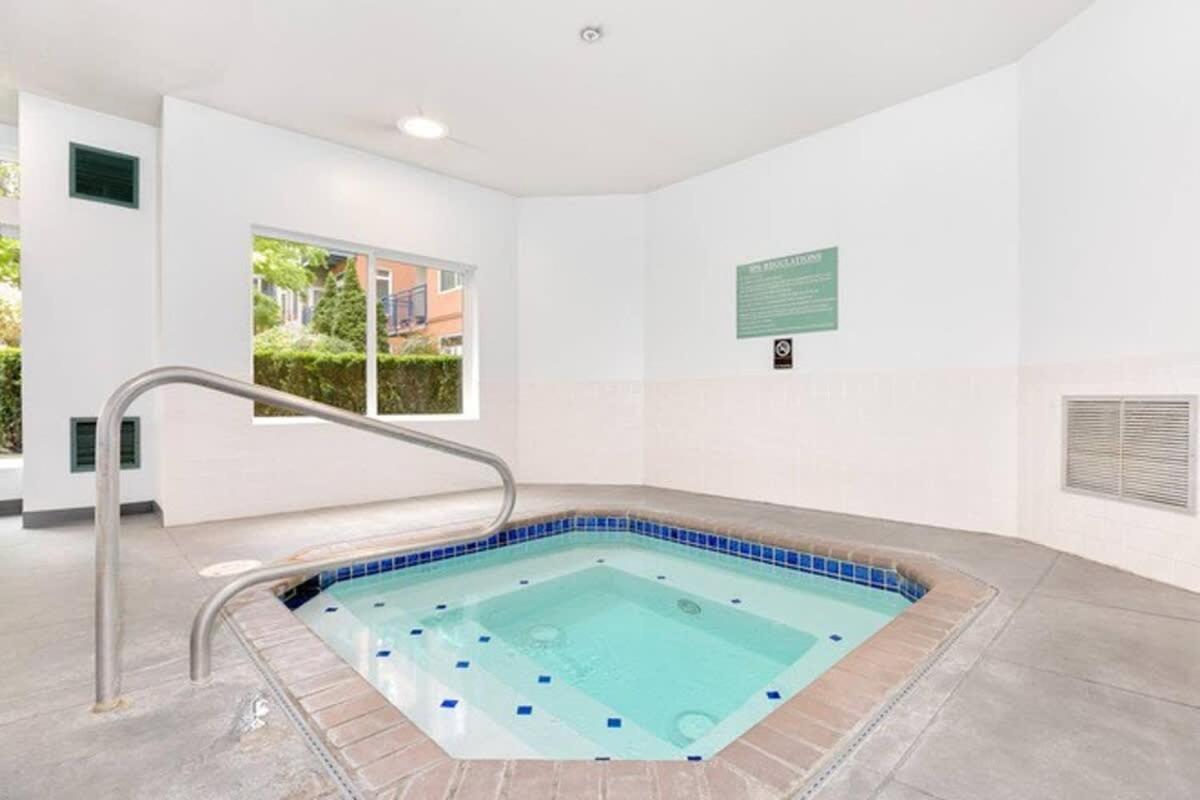 Dt Designer's 2br Parking Tub Pool - 99 Walk Score