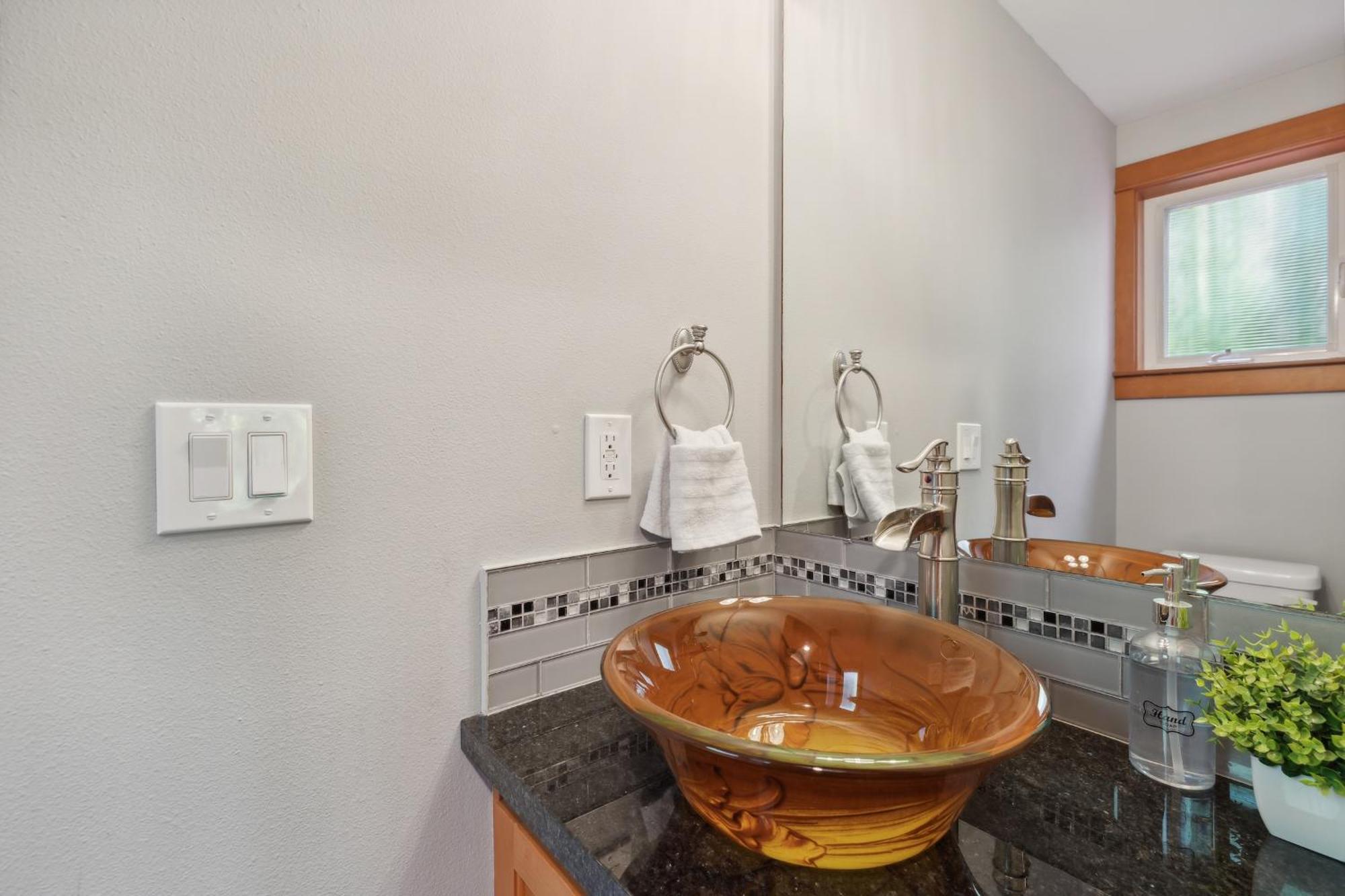 Charming 2br Townhouse Near Seattle