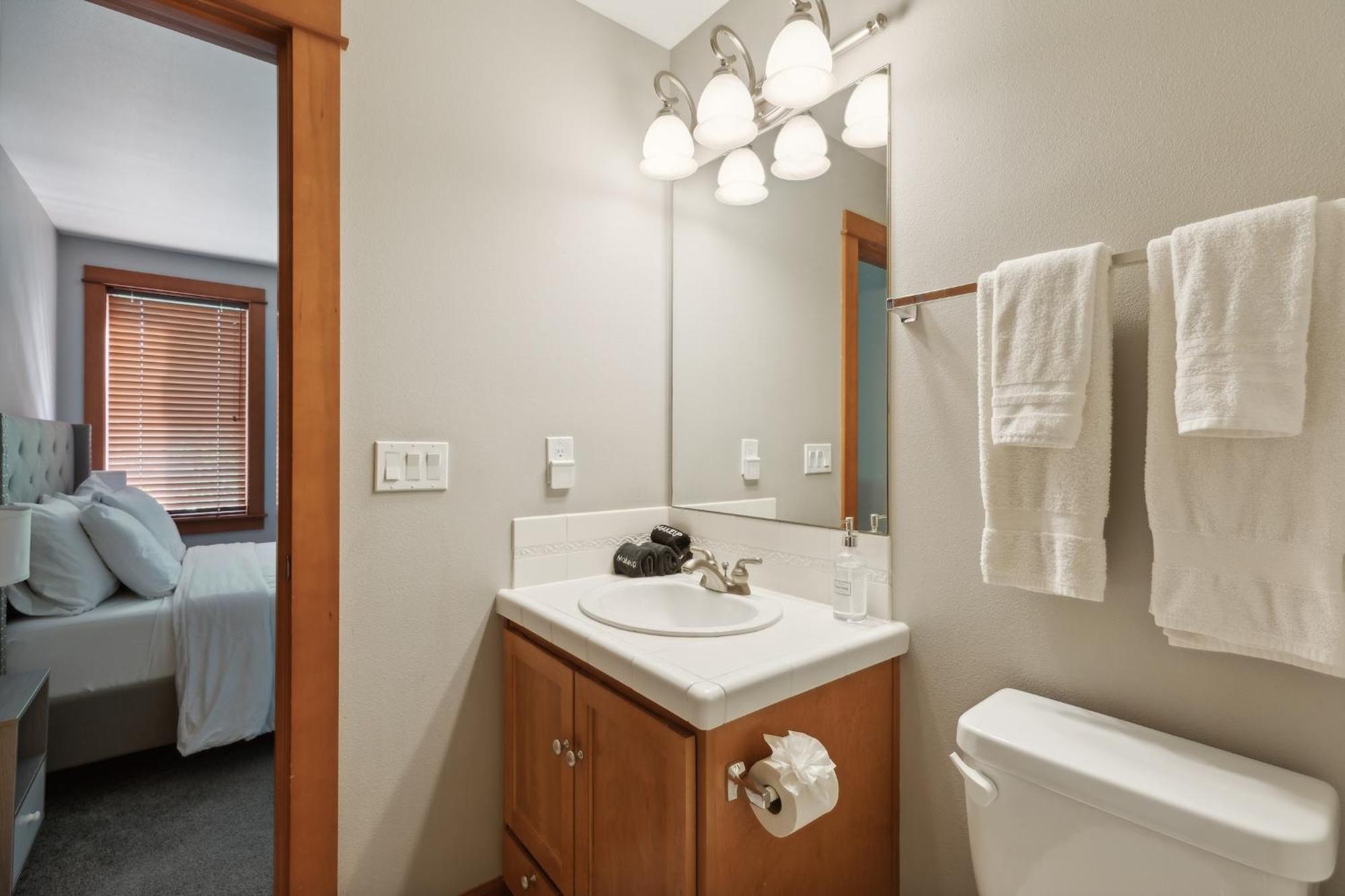 Charming 2br Townhouse Near * Seattle