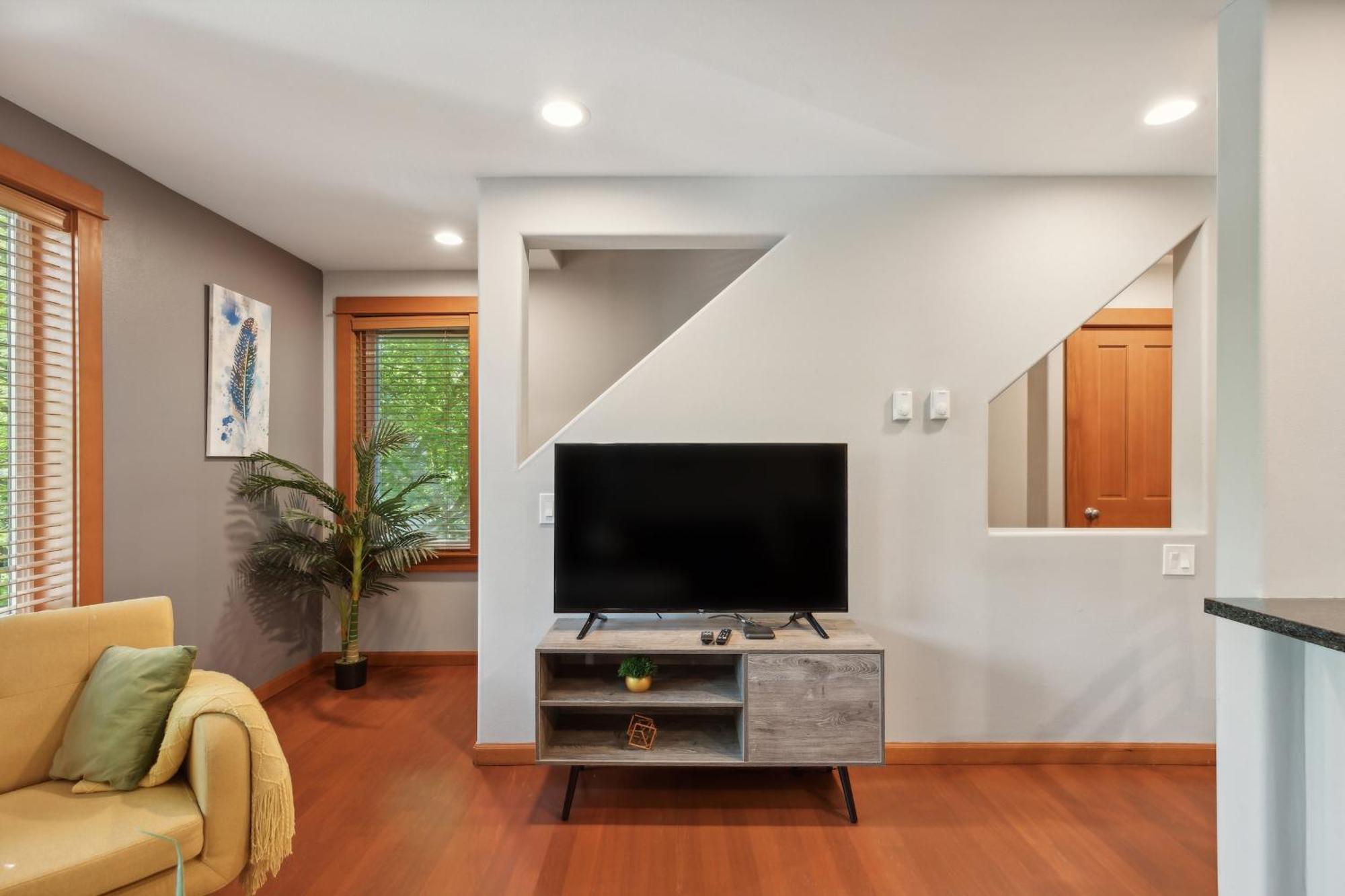 Apartment Charming 2br Townhouse Near
