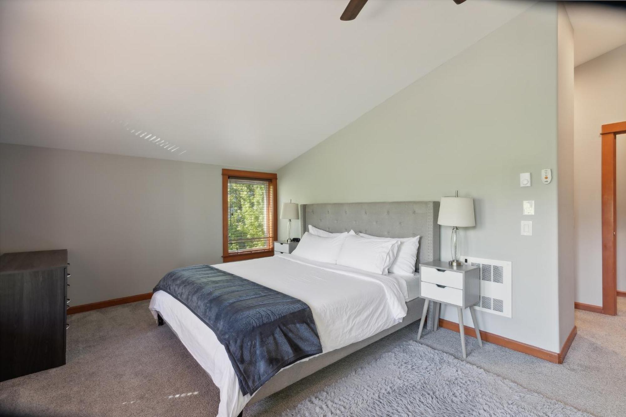 Charming 2br Townhouse Near Seattle