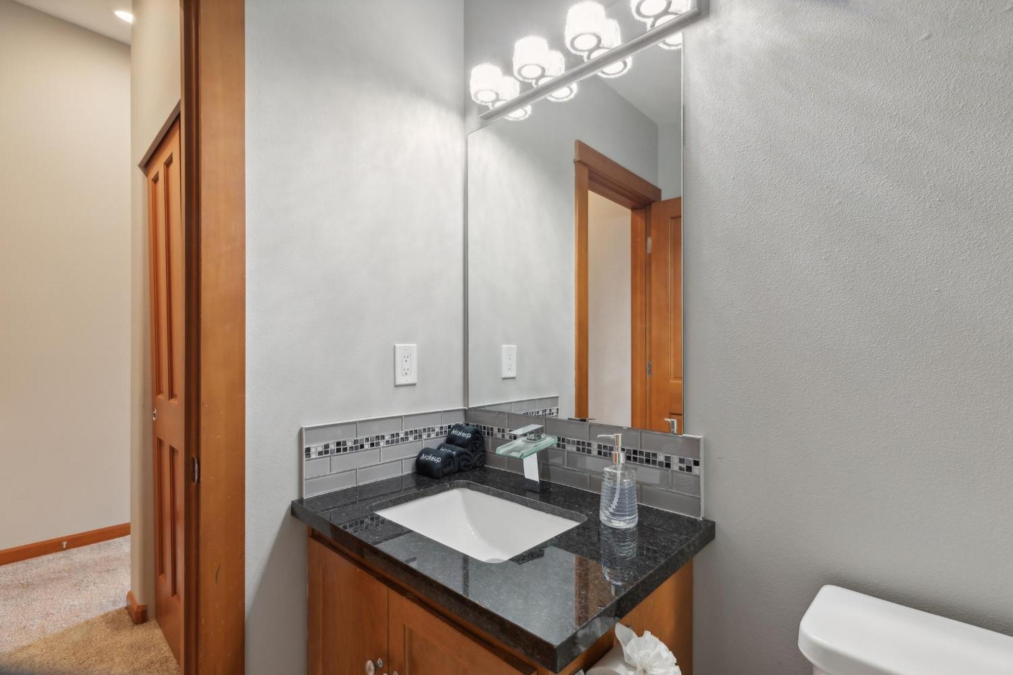 Apartment Charming 2br Townhouse Near *