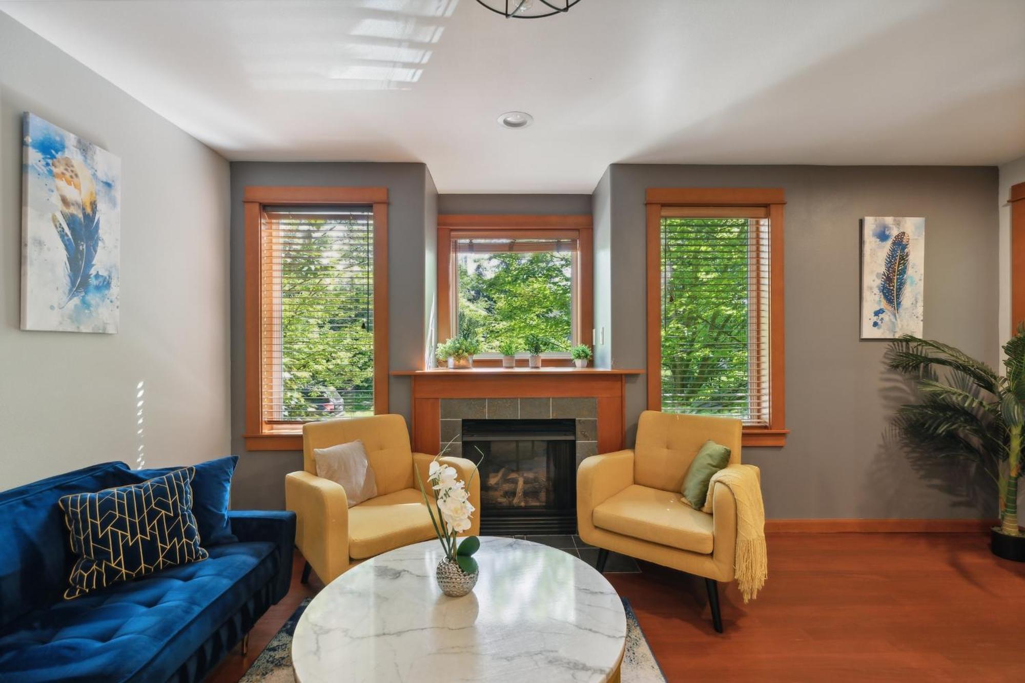 Charming 2br Townhouse Near Apartment Seattle