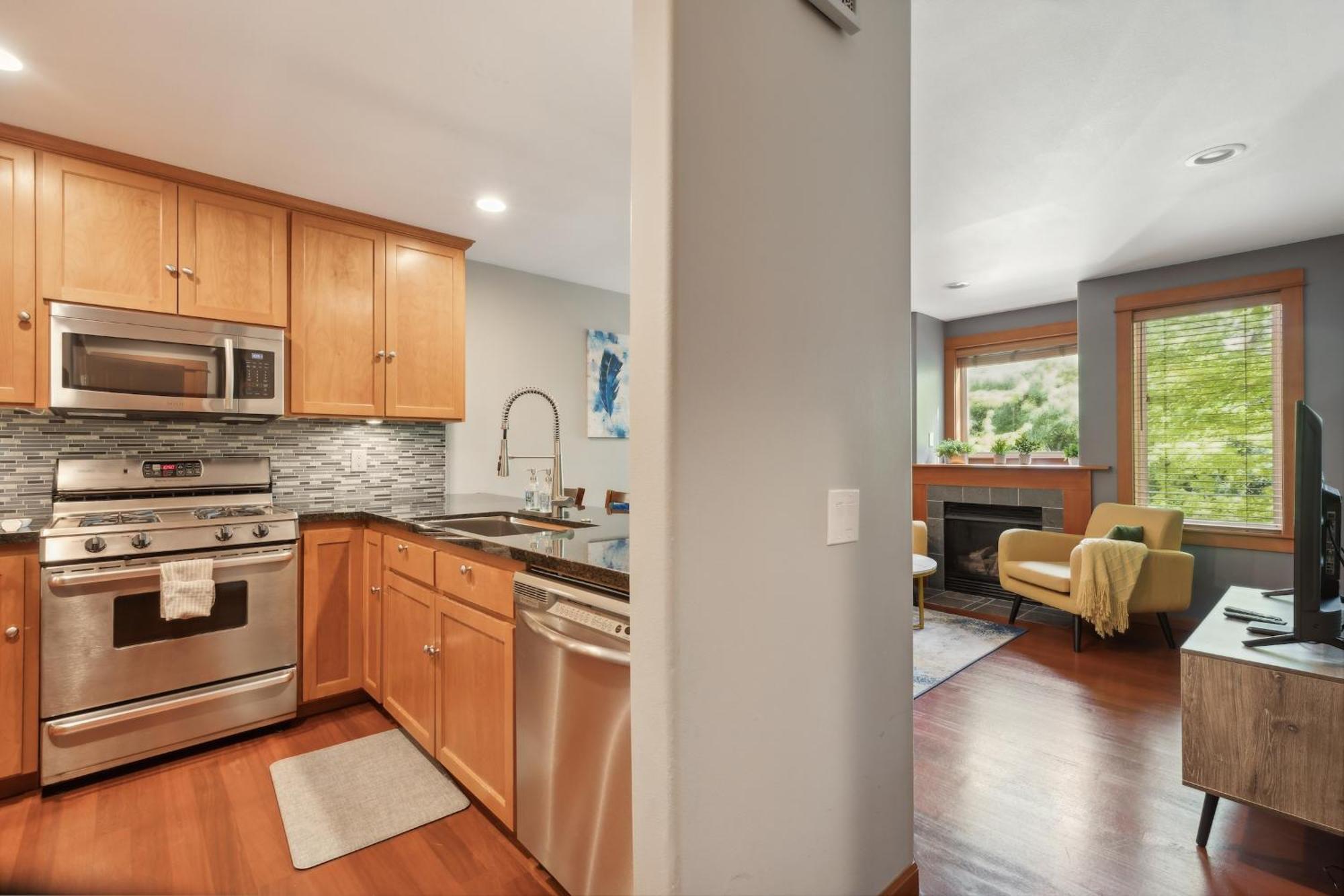 Apartment Charming 2br Townhouse Near