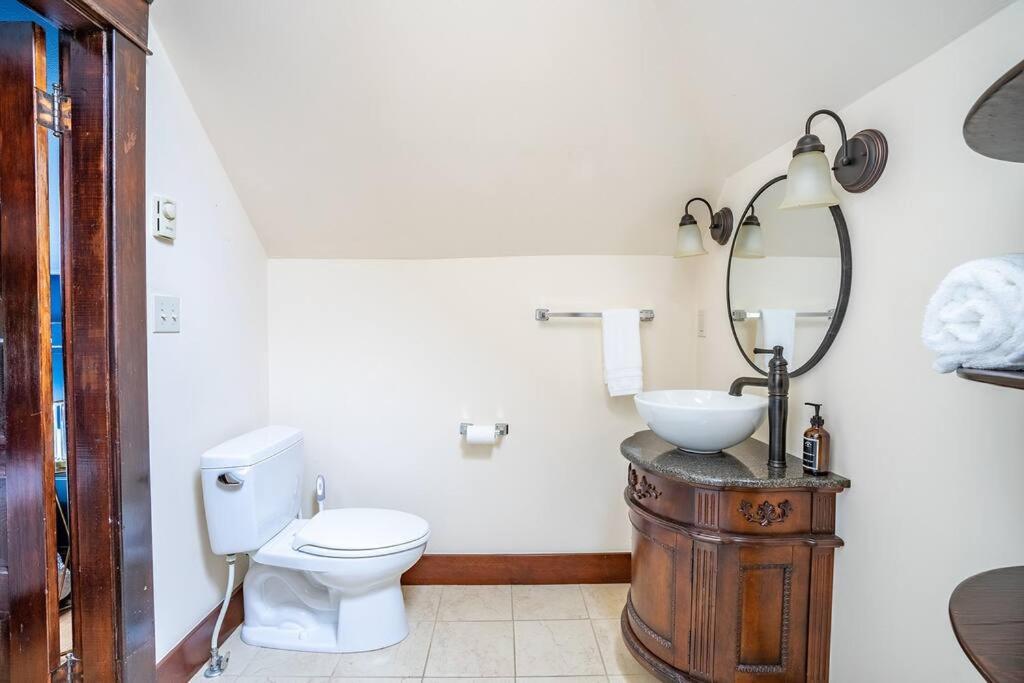 Charming In Capitol Hill - Foxglove Rm 6