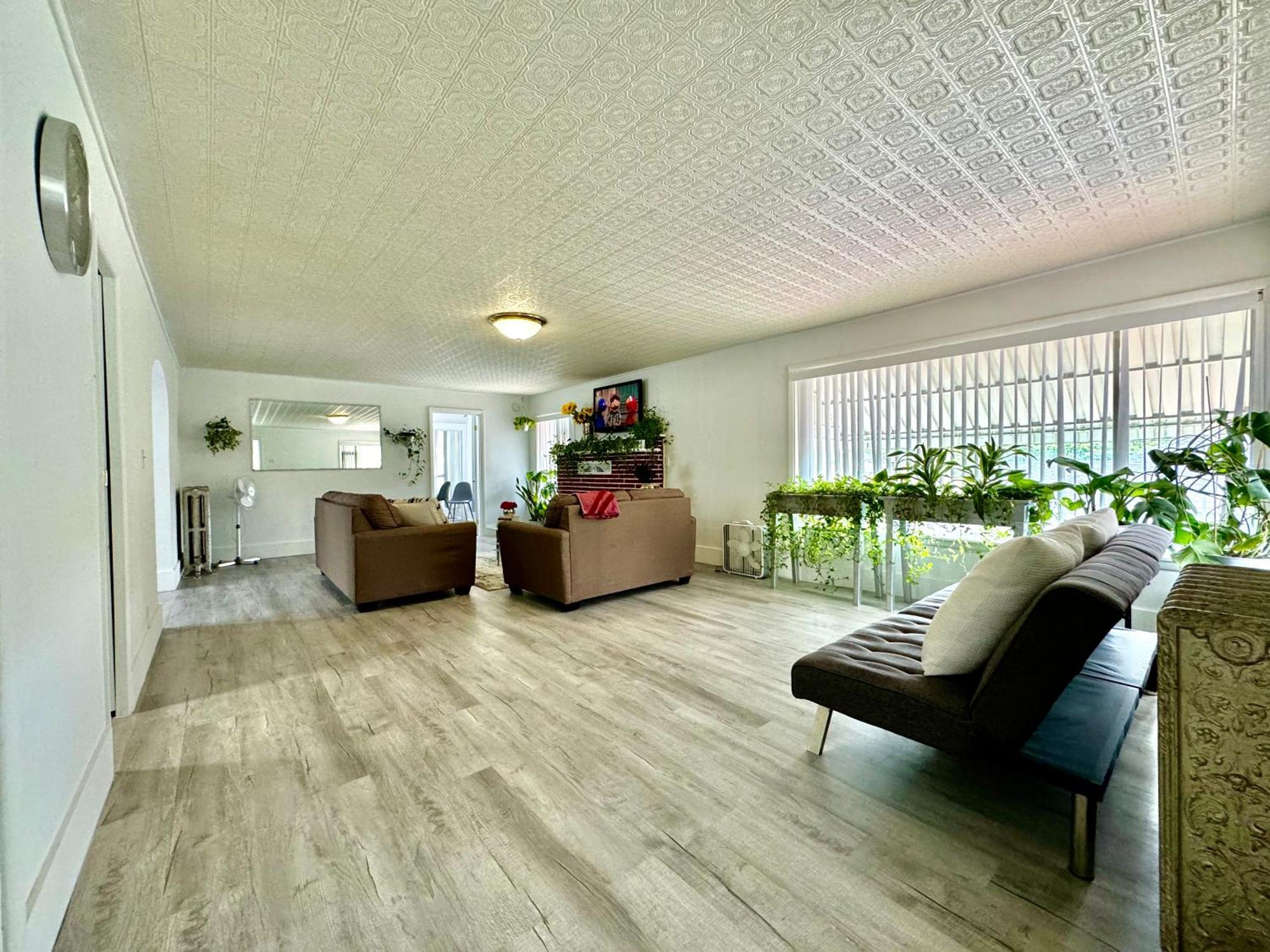 With 2 Bedrooms A King Bed Queen Bed And An Extra Sofa Bed Located 10 Minutes From Seatac Airport And 20 Minutes From Downtown *