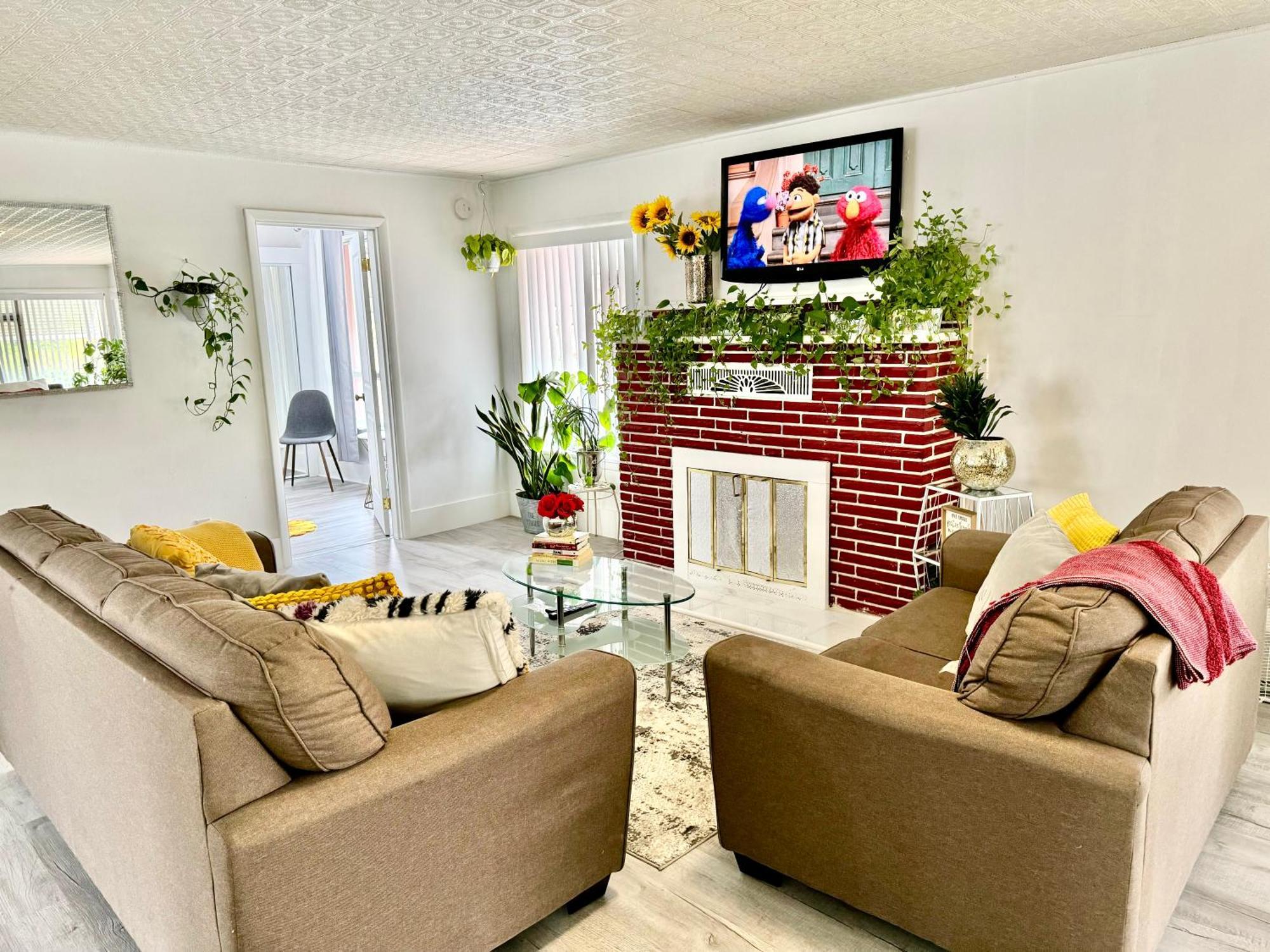 With 2 Bedrooms A King Bed Queen Bed And An Extra Sofa Bed Located 10 Minutes From Seatac Airport And 20 Minutes From Downtown