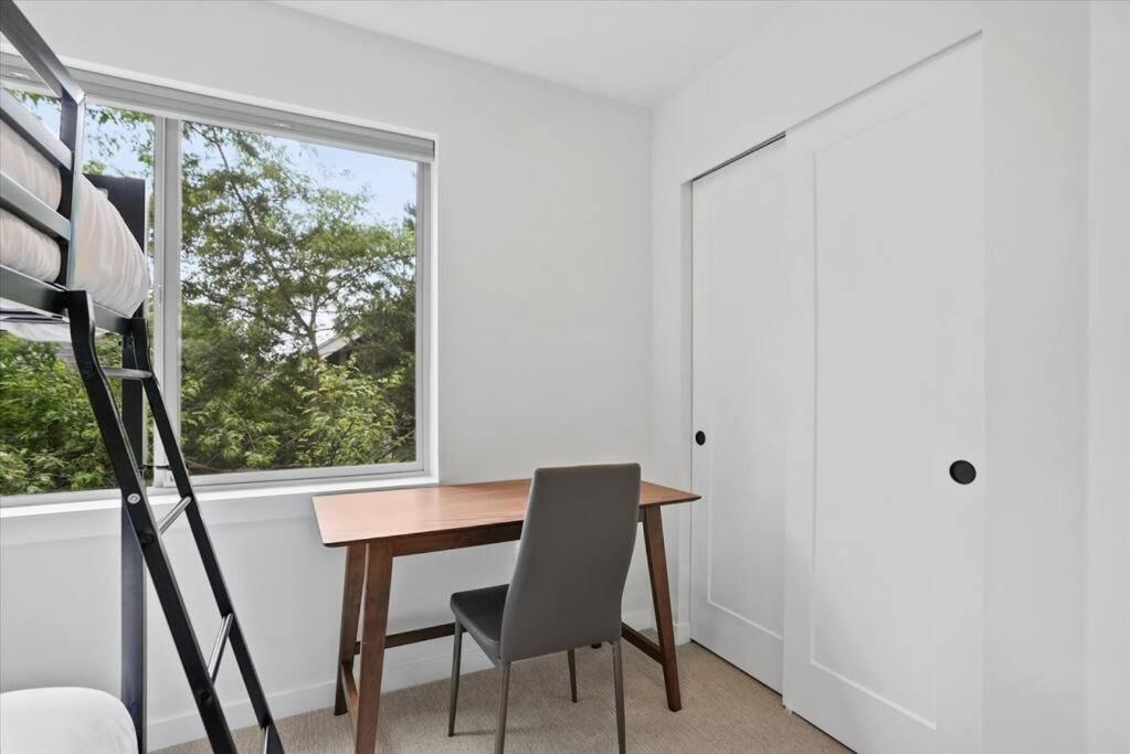 Holiday home 3br 2.5ba Rooftop View Hideaway *