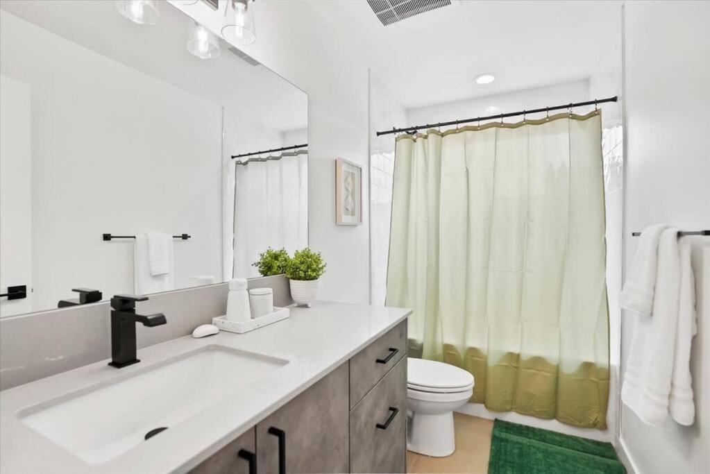3br 2.5ba Rooftop View Hideaway Holiday home