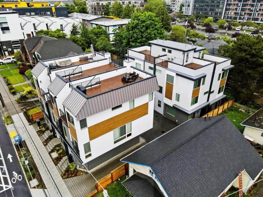 Holiday home 3br 2.5ba Rooftop View Hideaway