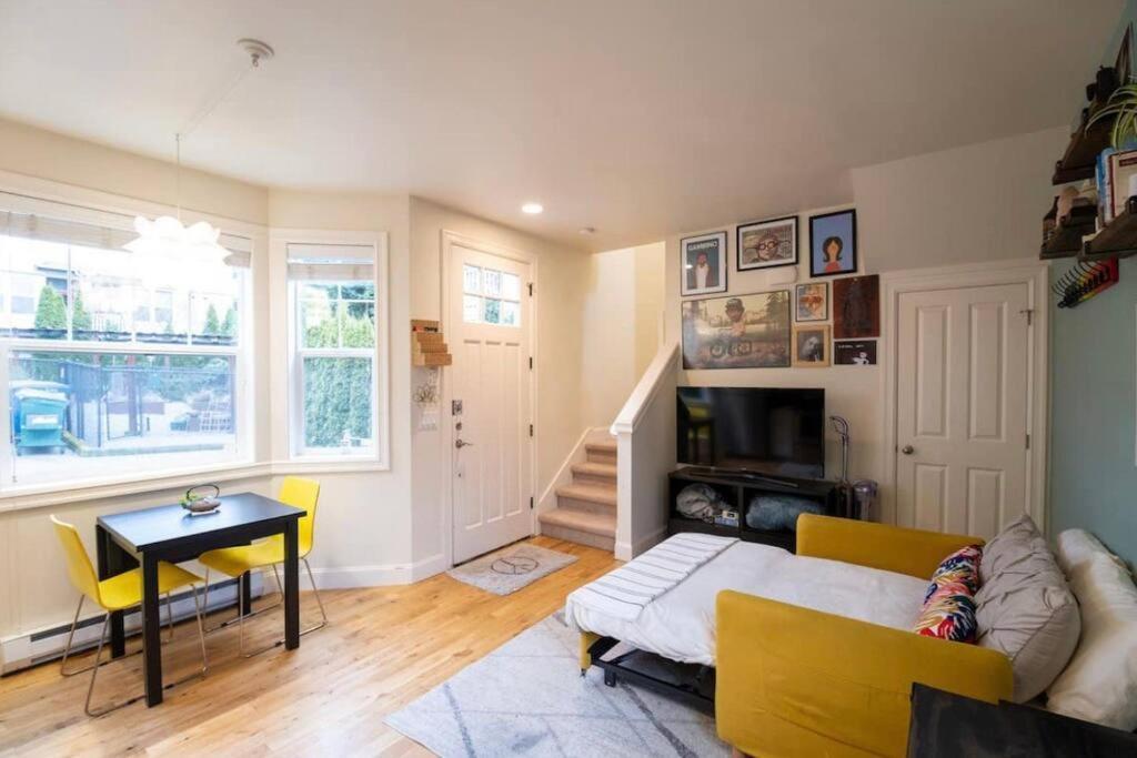 Adorable Cozy House With Parking And Loft! Holiday home