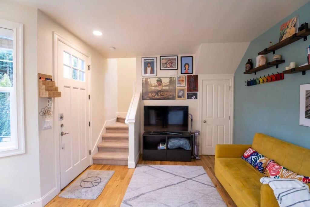 Adorable Cozy House With Parking And Loft! *