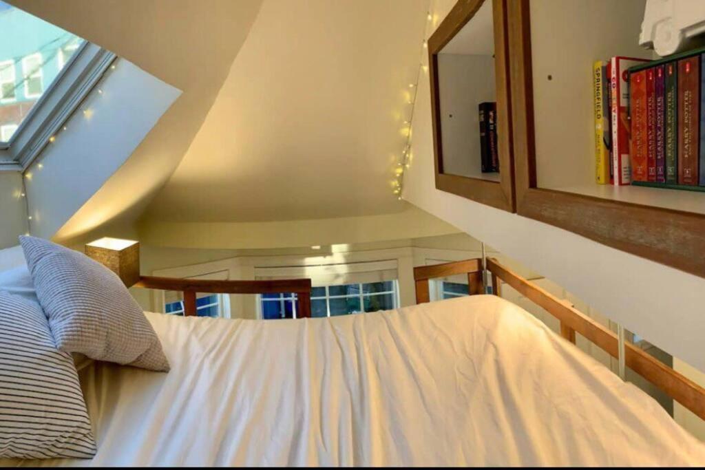 Adorable Cozy House With Parking And Loft! Holiday home