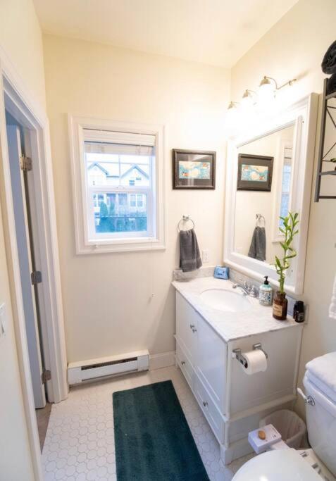 Adorable Cozy House With Parking And Loft! Holiday home *