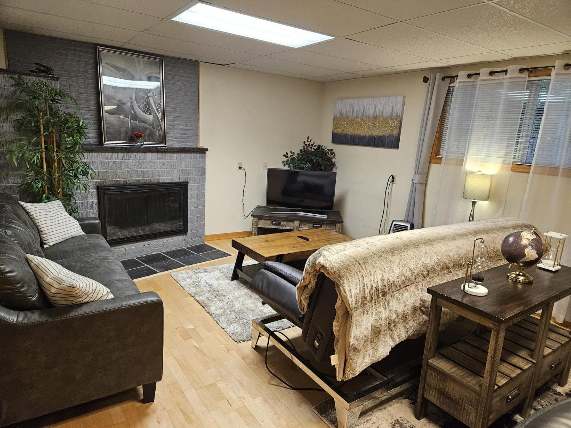 Furnished 1br With Equipped Office- North *