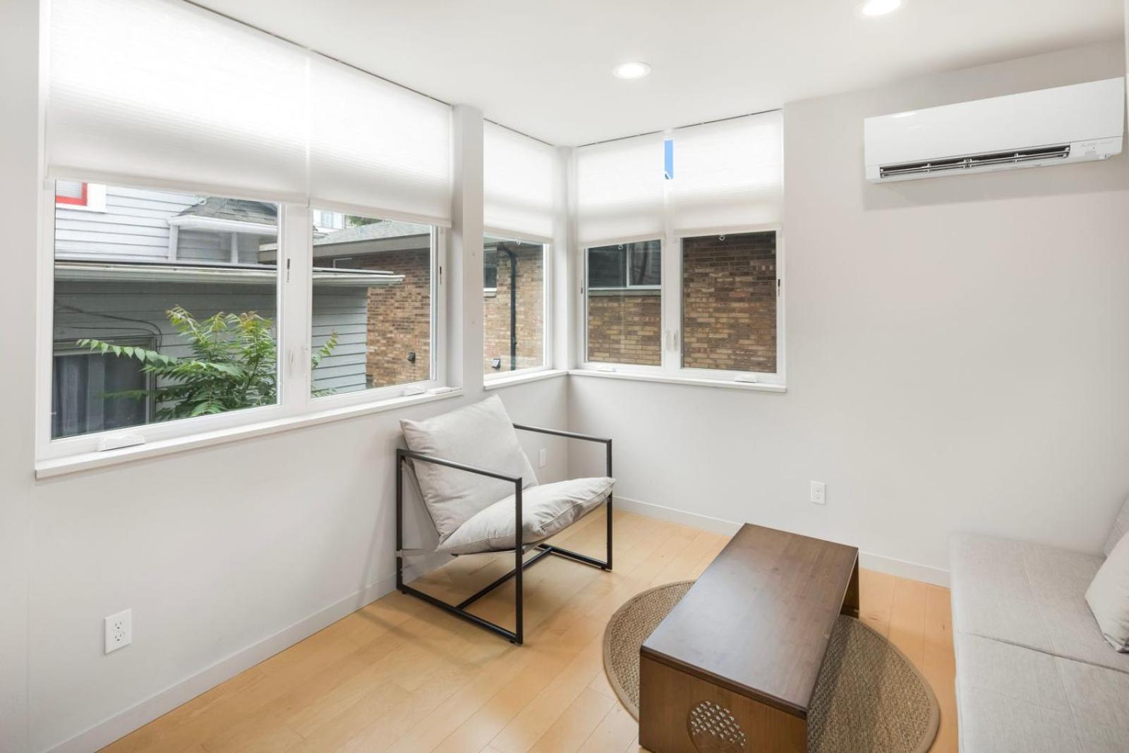 Skyline Retreat Cozy 1bd W Balcony Views *