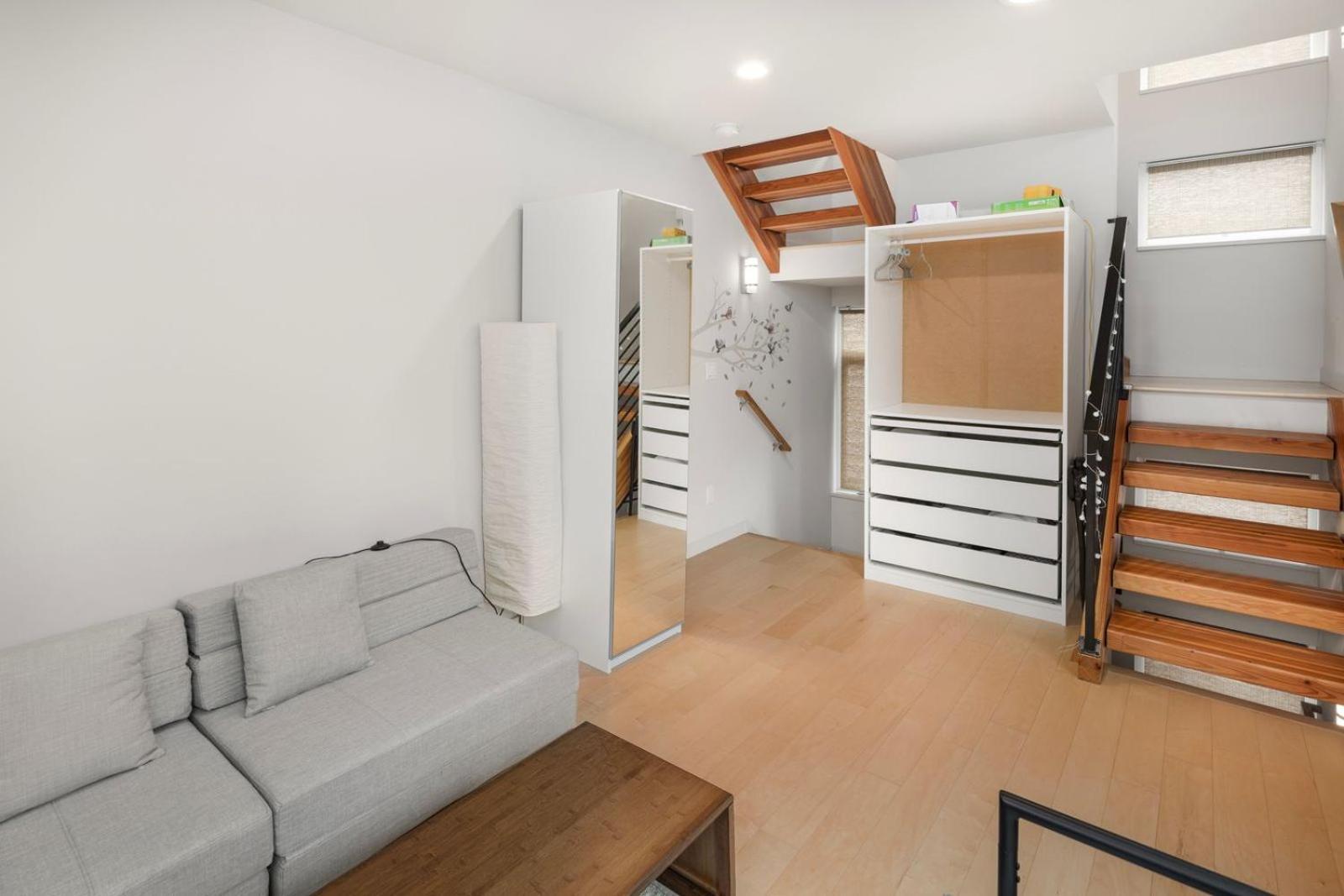 Skyline Retreat Cozy 1bd W Balcony Views * Seattle