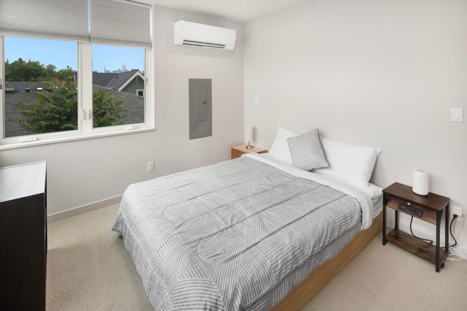 Skyline Retreat Cozy 1bd W Balcony Views Holiday home Seattle