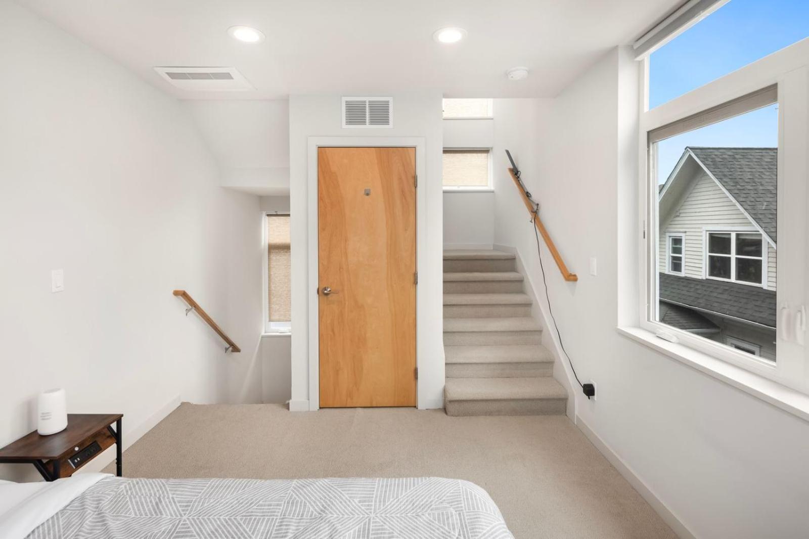 Skyline Retreat Cozy 1bd W Balcony Views
