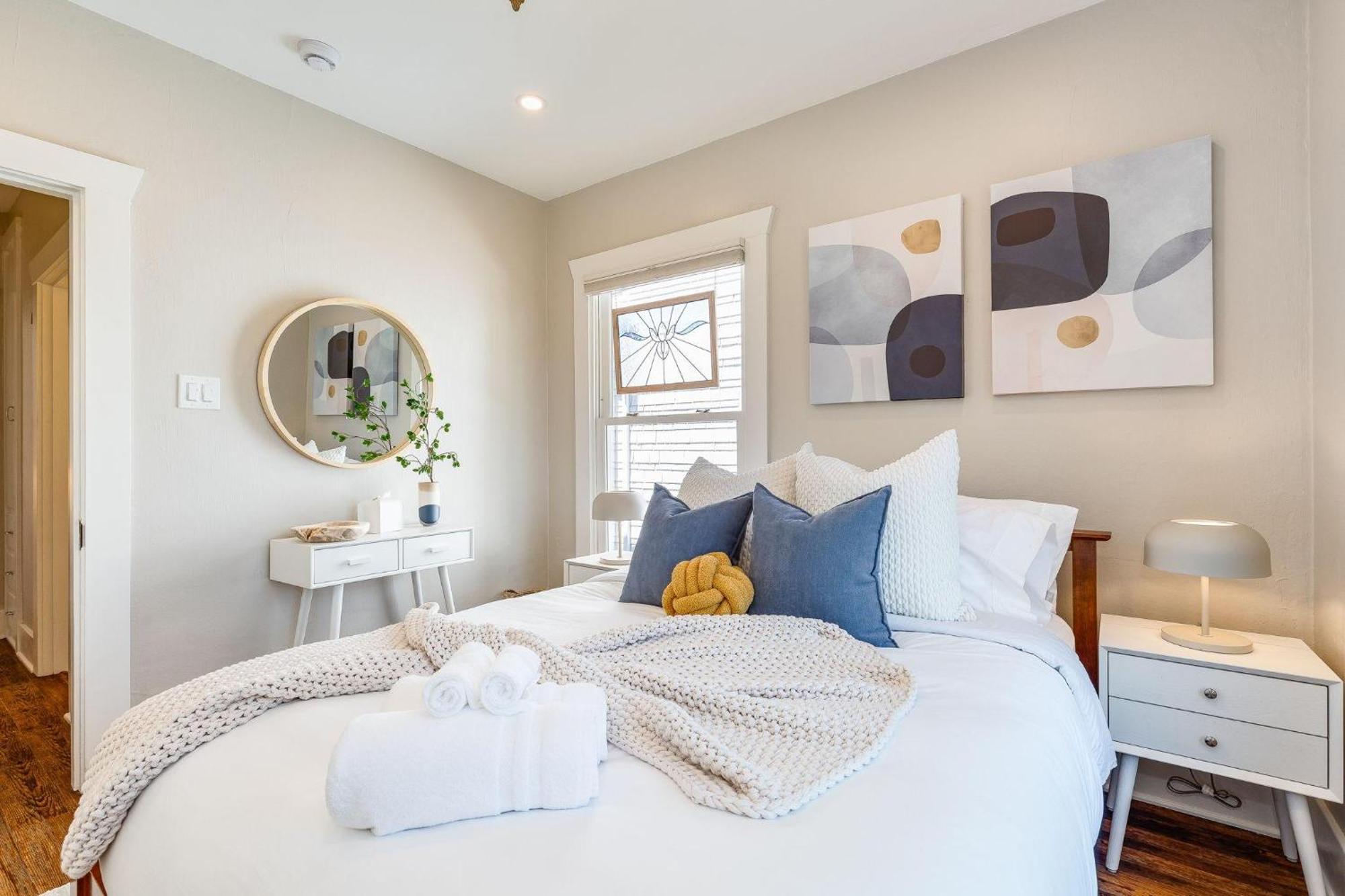 Hilltop Gem * Seattle
