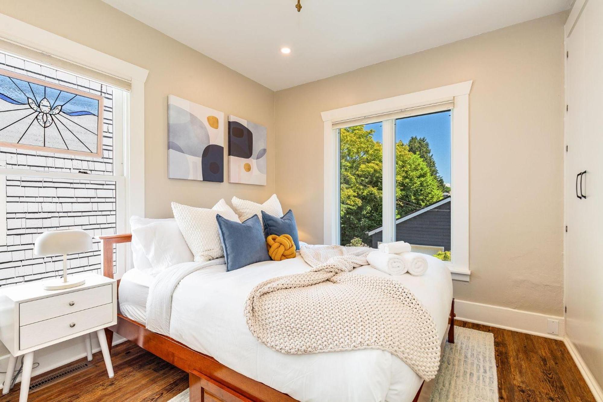 Hilltop Gem * Seattle