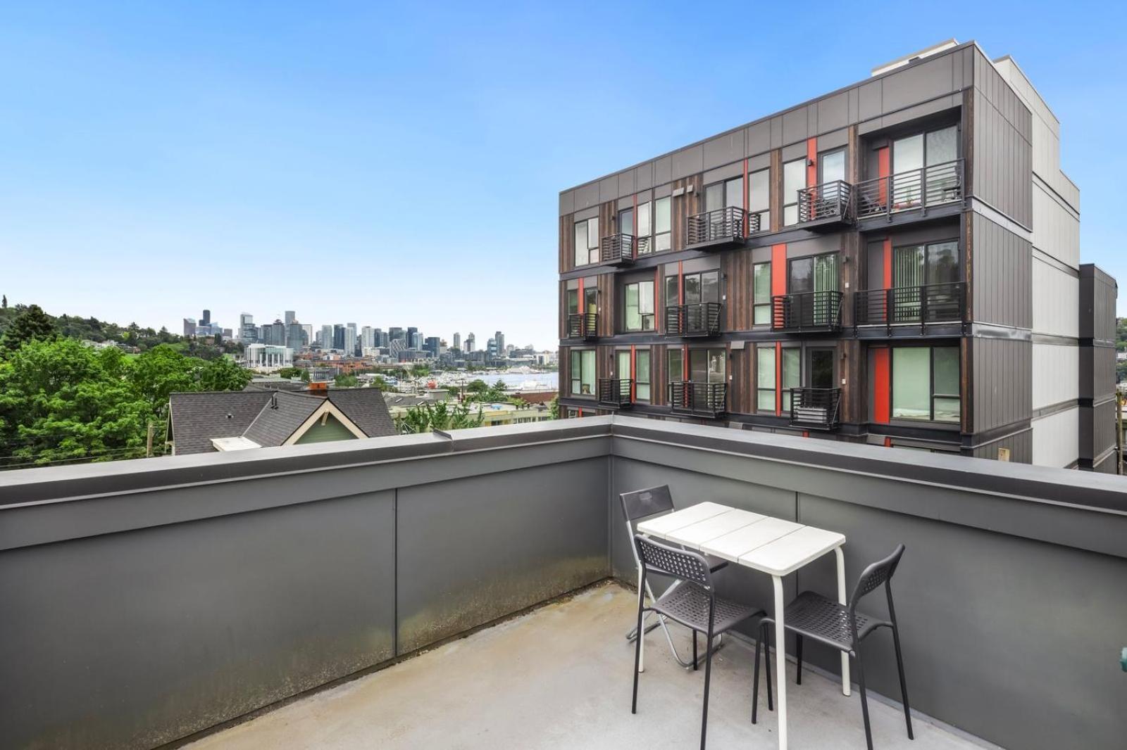 Holiday home Skyline Retreat Cozy 1bd W Balcony Views *