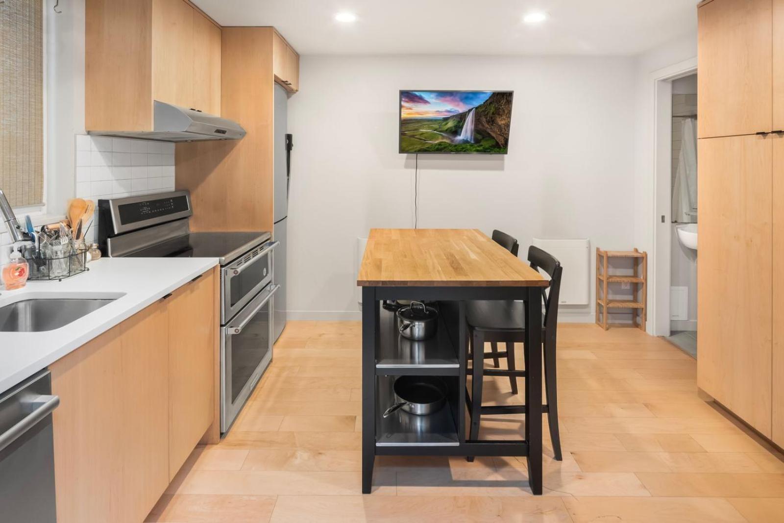 Skyline Retreat Cozy 1bd W Balcony Views