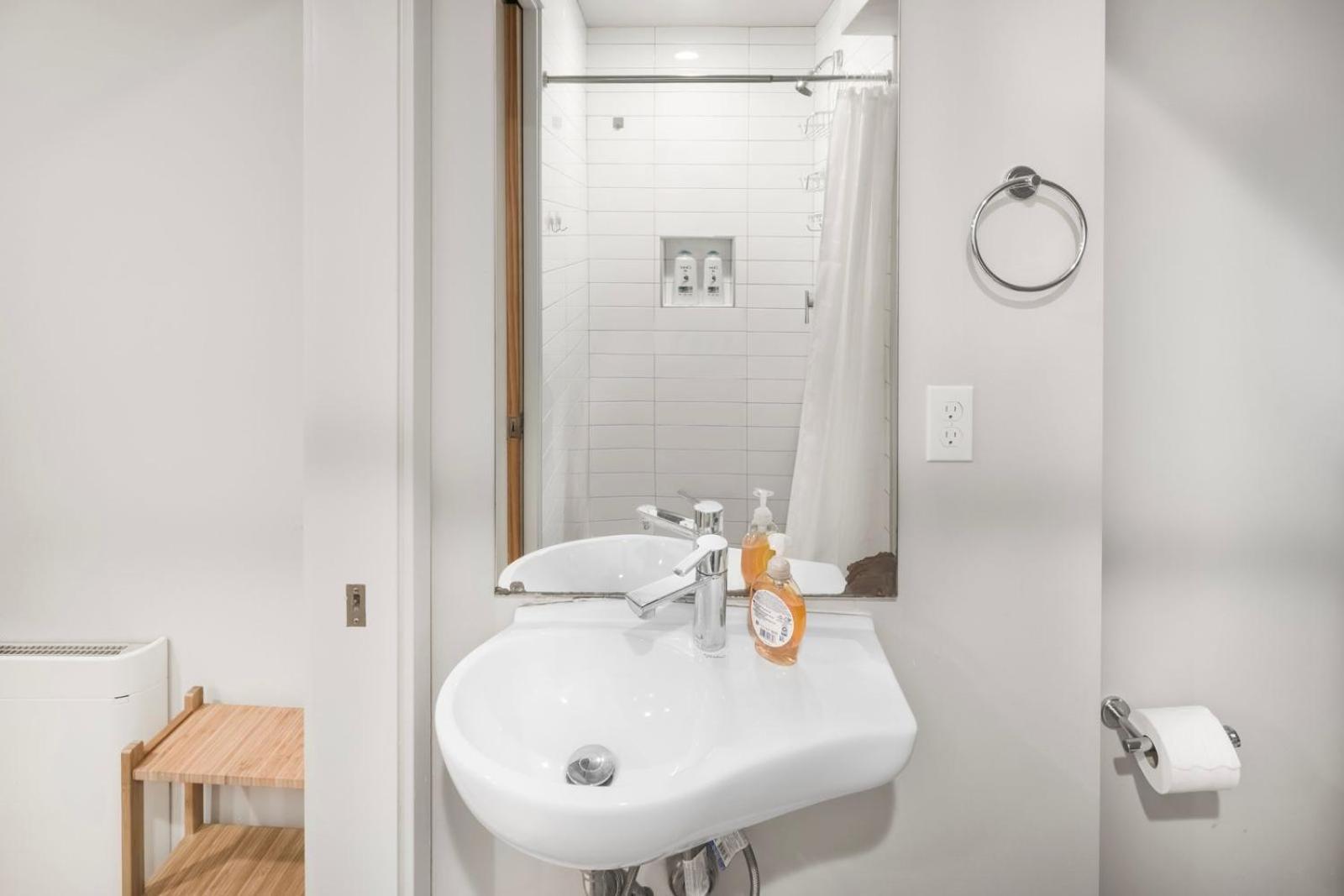 Skyline Retreat Cozy 1bd W Balcony Views Holiday home