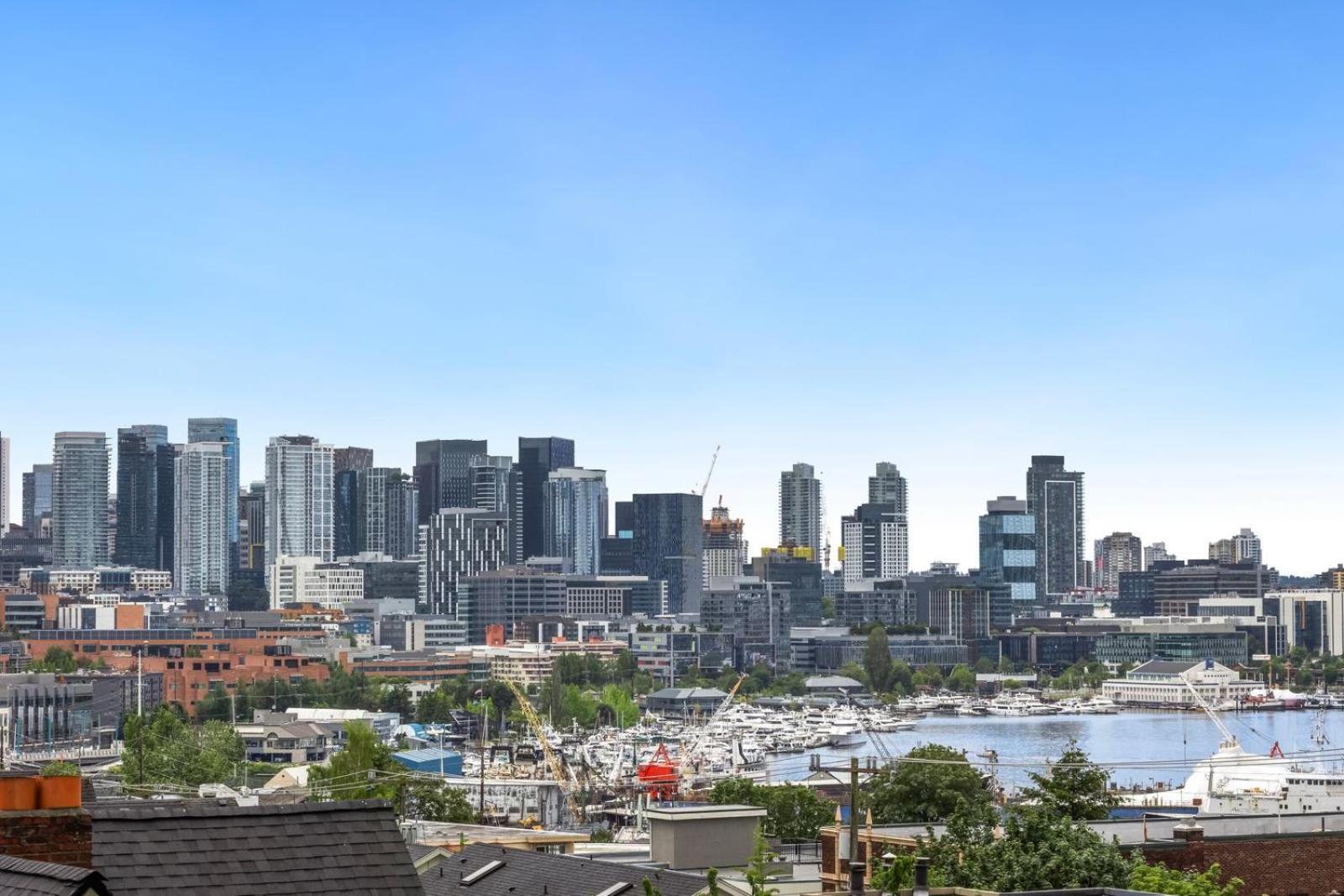 Skyline Retreat Cozy 1bd W Balcony Views