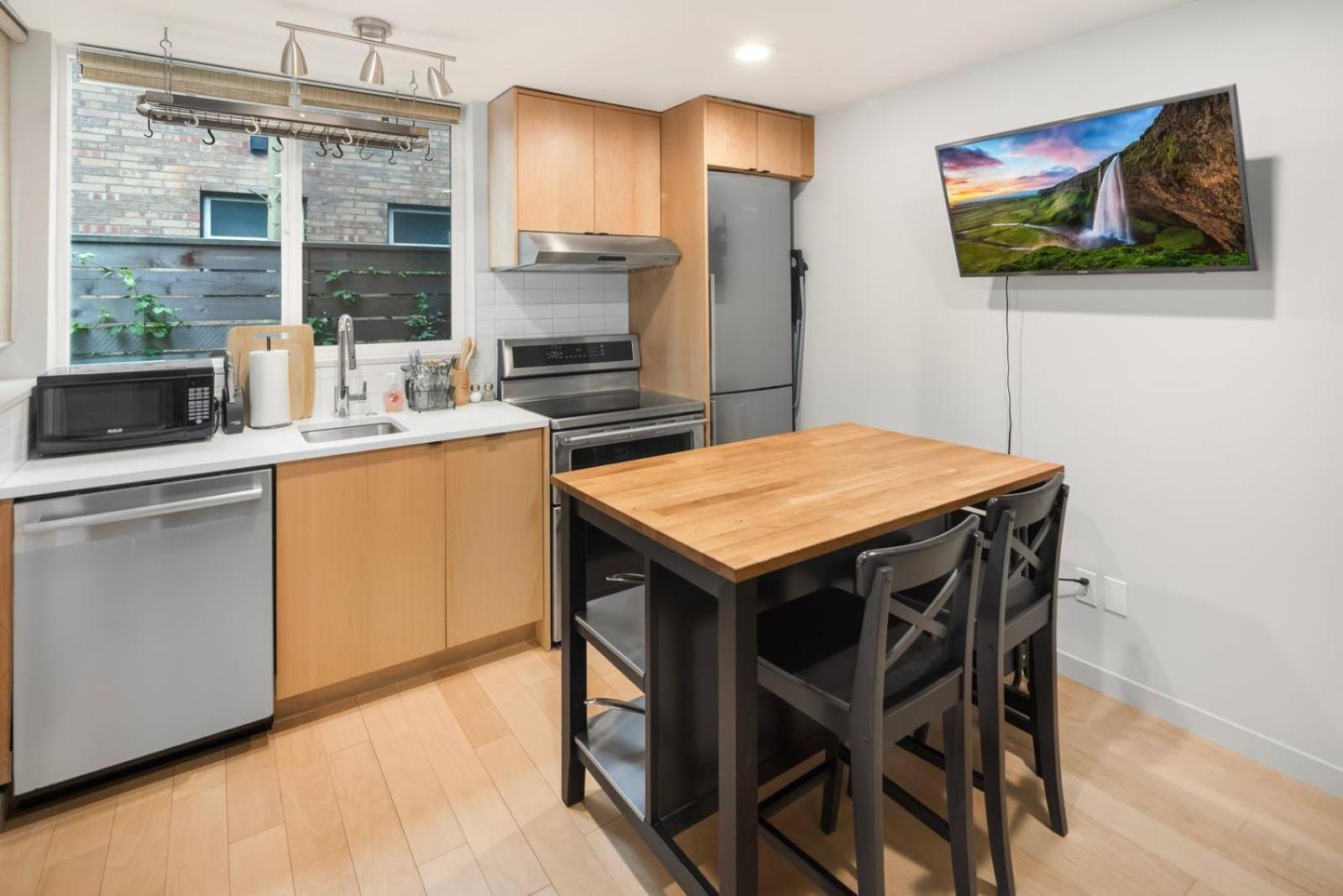 Skyline Retreat Cozy 1bd W Balcony Views Holiday home Seattle