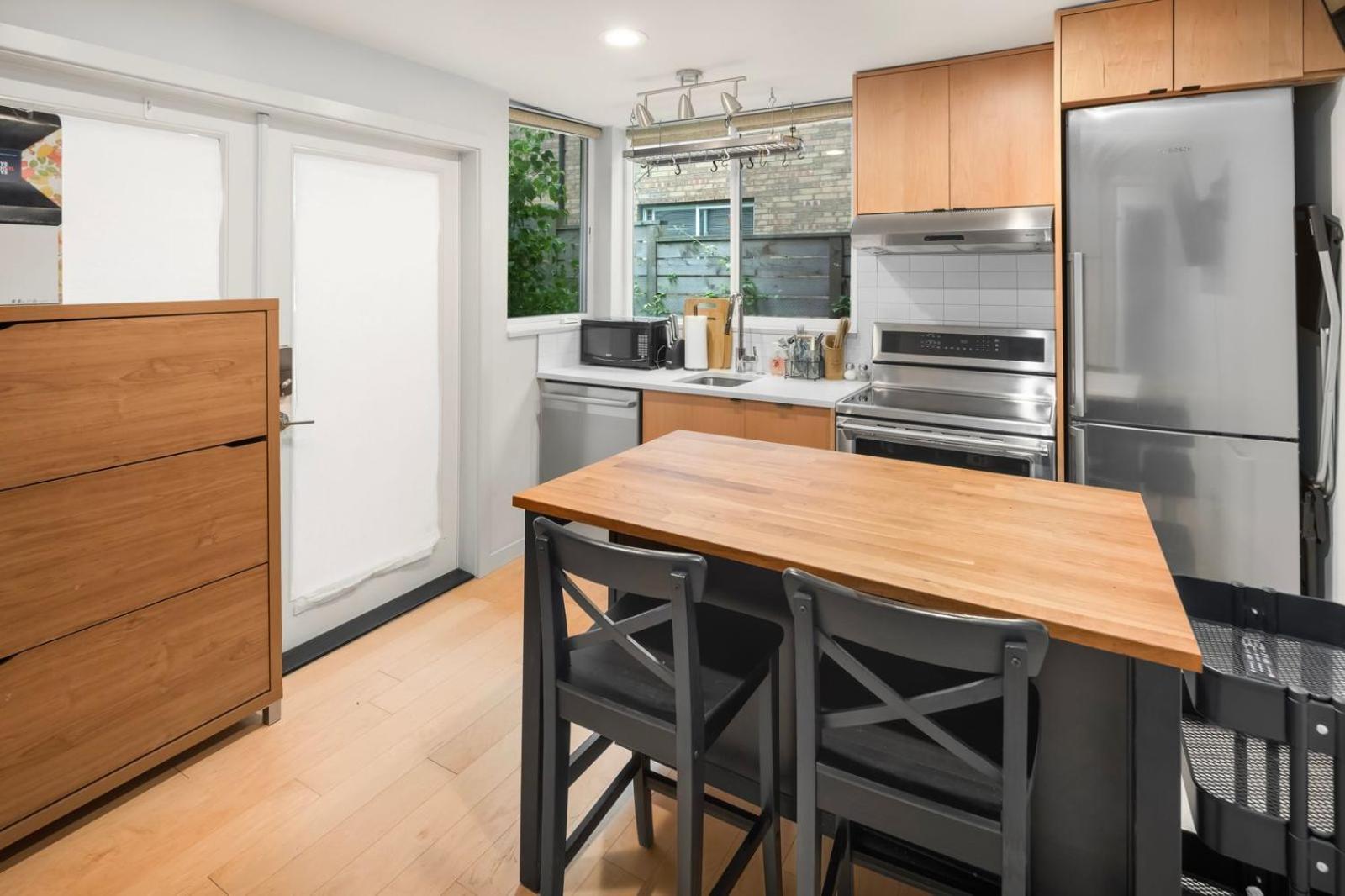 Skyline Retreat Cozy 1bd W Balcony Views *