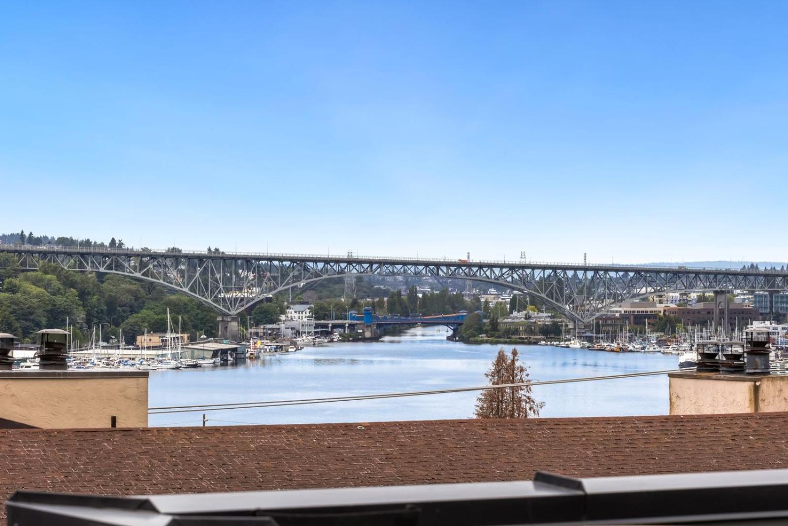 Skyline Retreat Cozy 1bd W Balcony Views Seattle