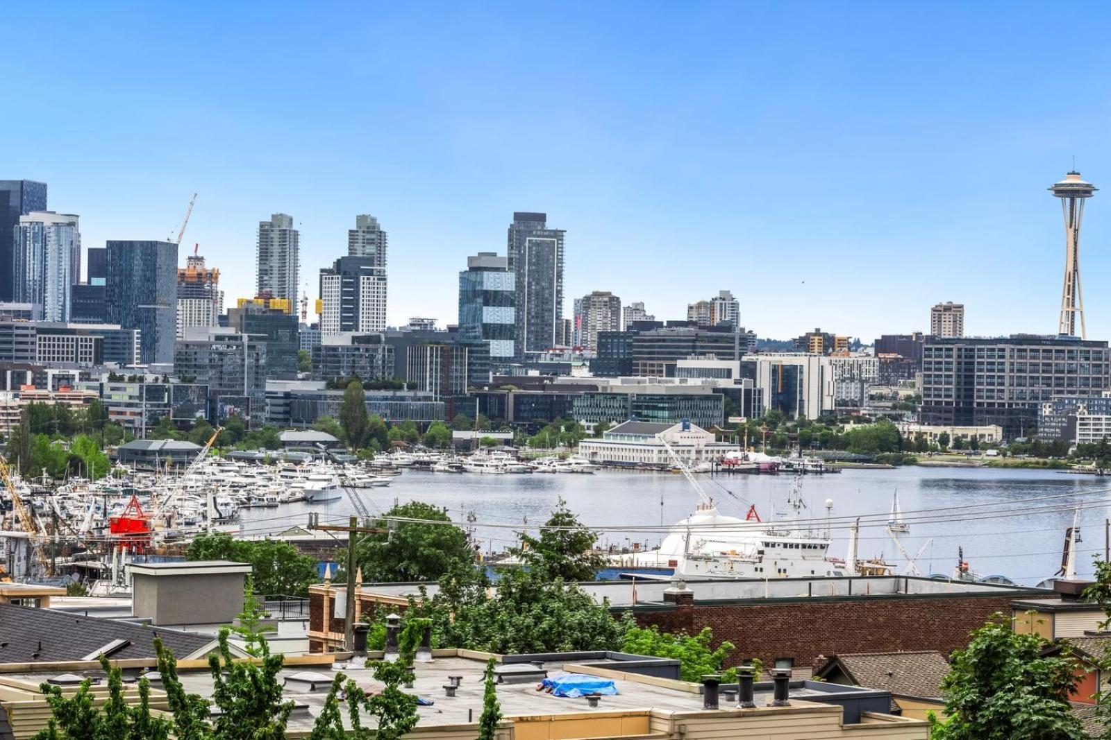 Skyline Retreat Cozy 1bd W Balcony Views * Seattle