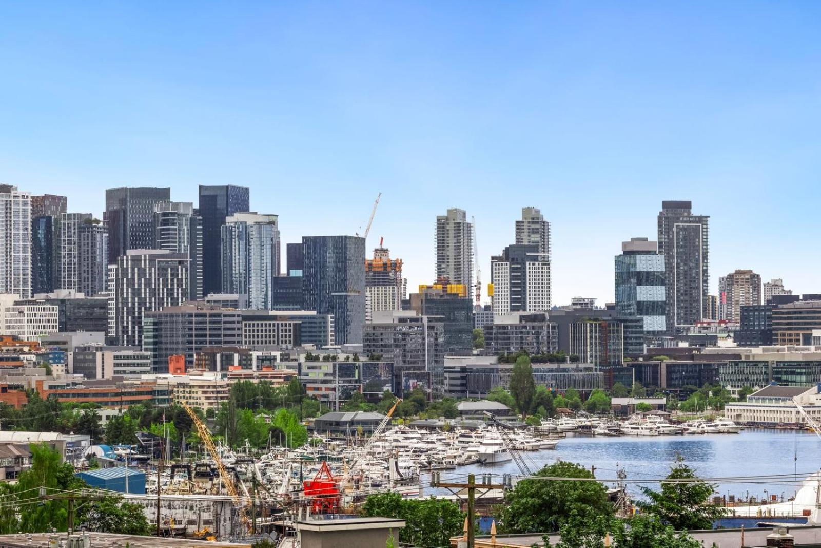Skyline Retreat Cozy 1bd W Balcony Views * Seattle