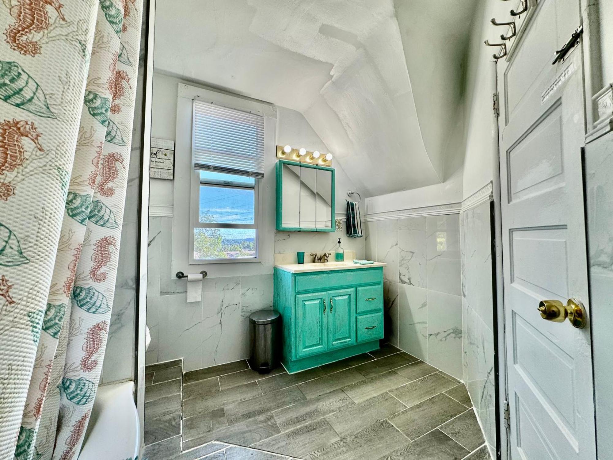 Homestay Tiny Private At The Upper Level Of A Big House With Shared Bathroom