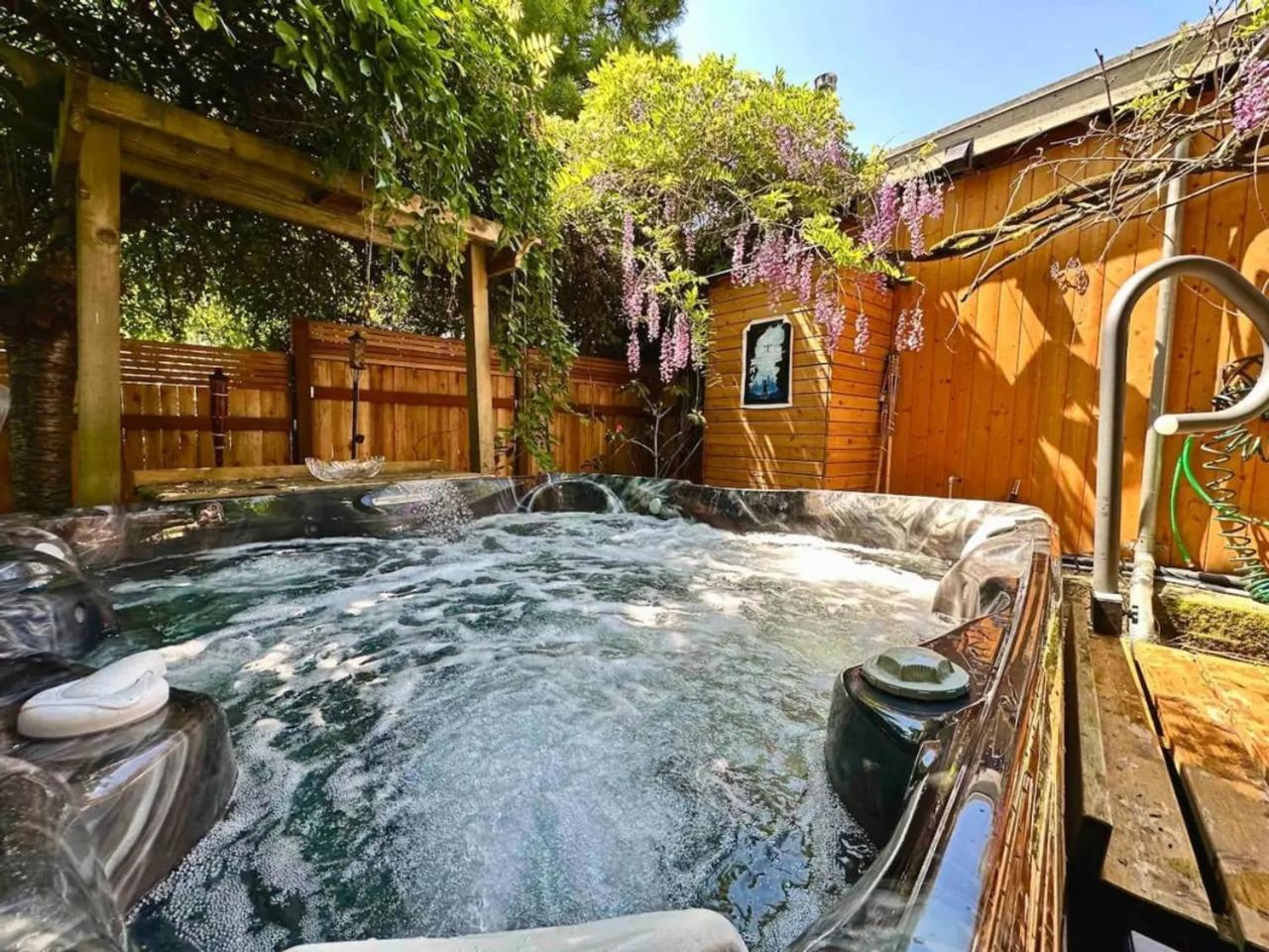 Burke House Collection - Main House Homestay *