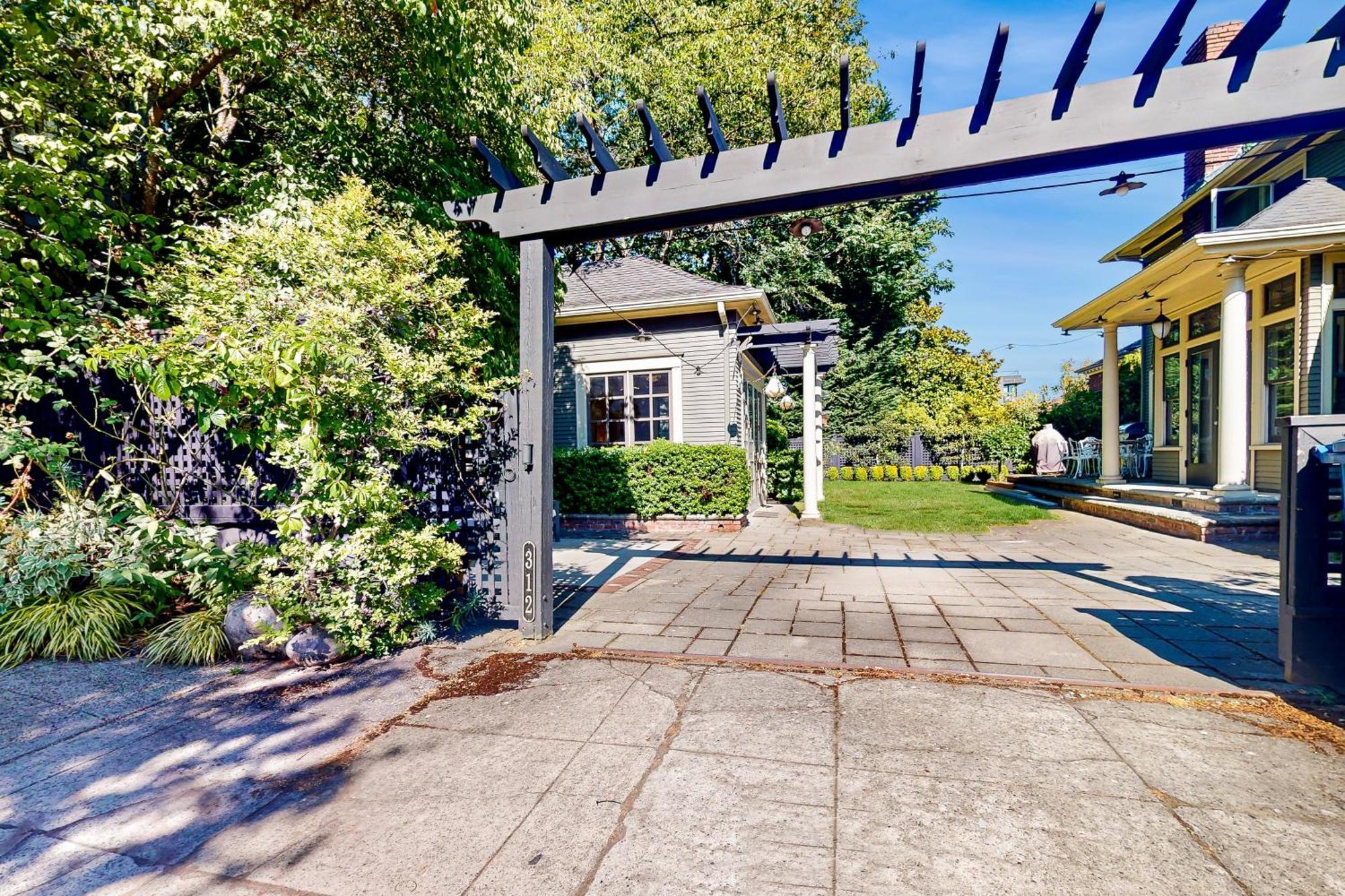 The Carriage House Hotel