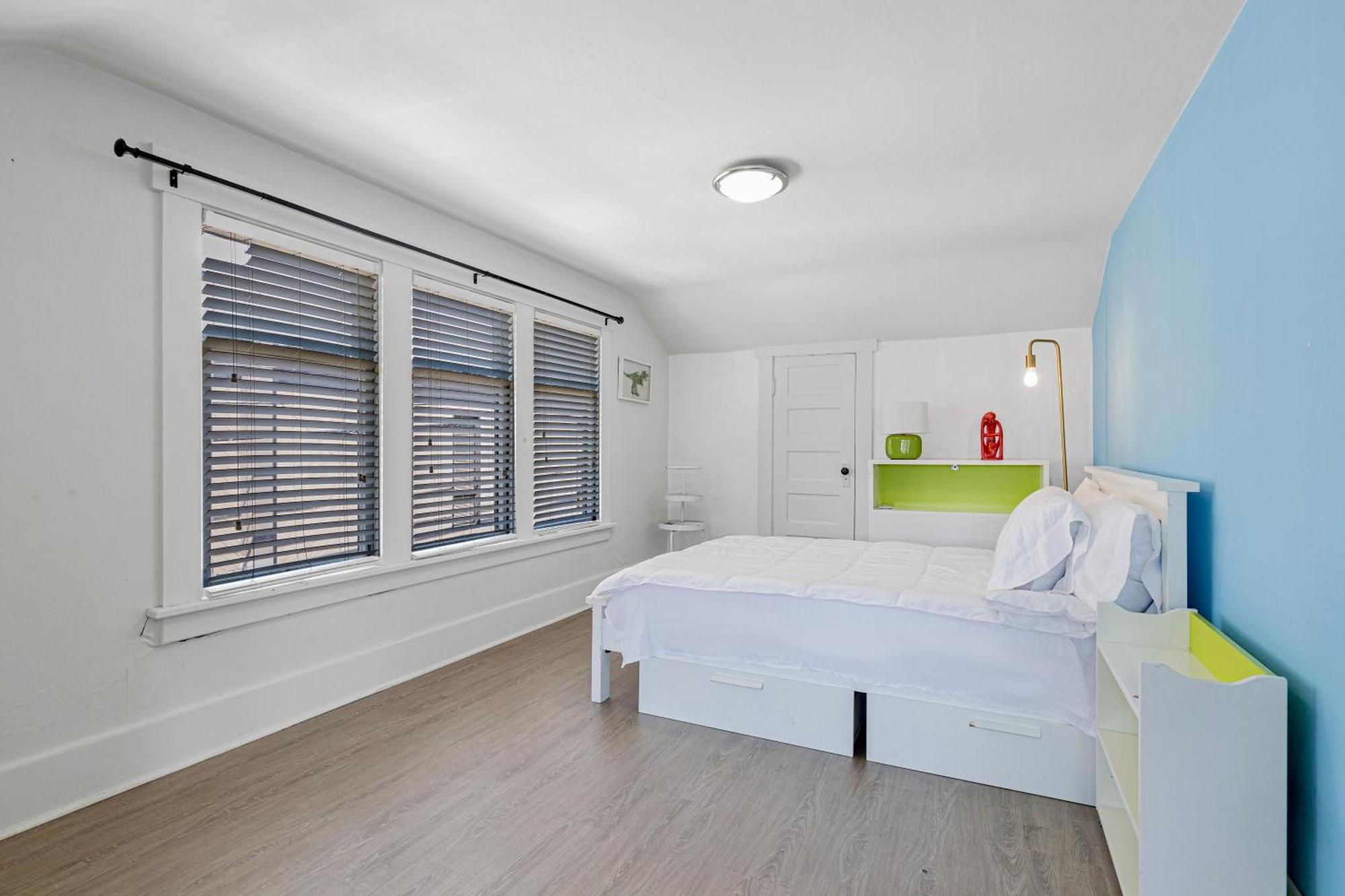 Vintage 3 Bedroom In Prime Eastlake With Private Parking Holiday home