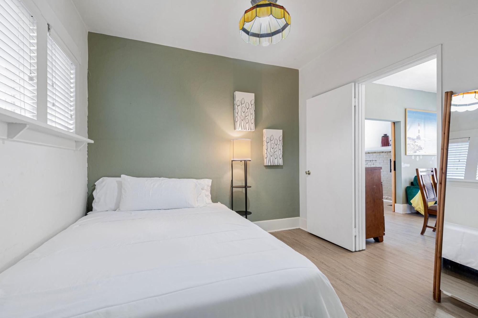 Vintage 3 Bedroom In Prime Eastlake With Private Parking *