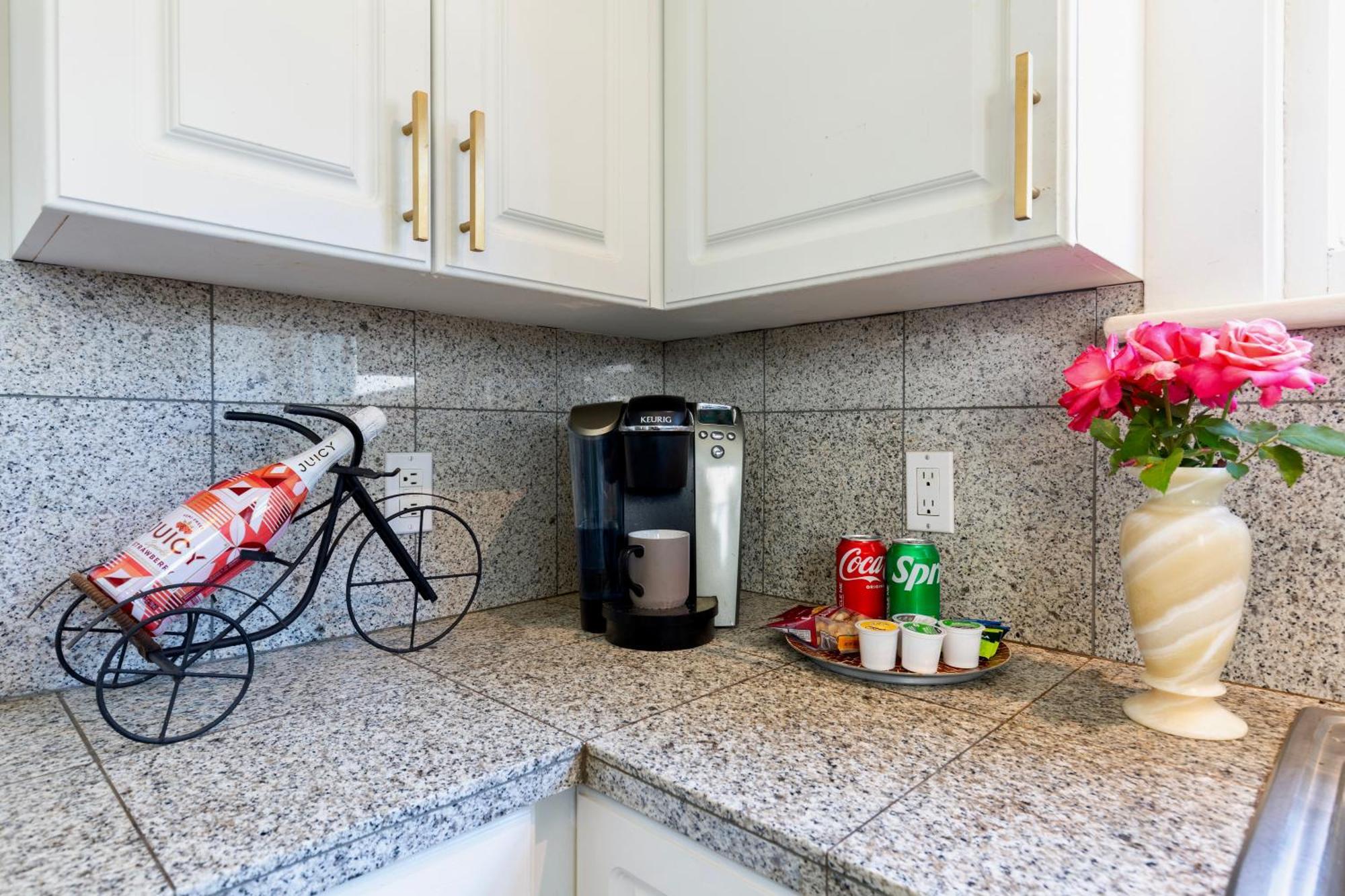 Vintage 3 Bedroom In Prime Eastlake With Private Parking