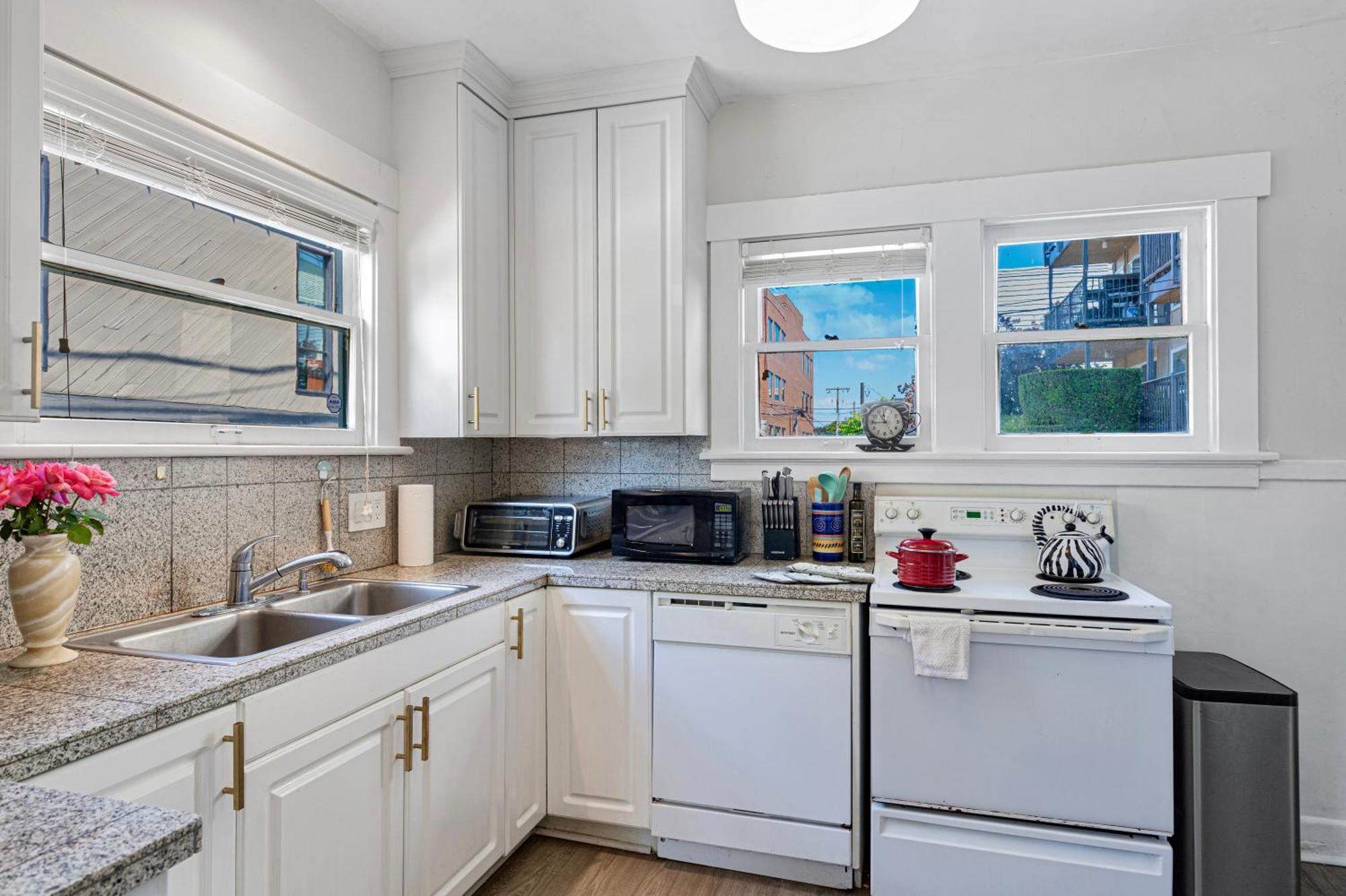 Holiday home Vintage 3 Bedroom In Prime Eastlake With Private Parking